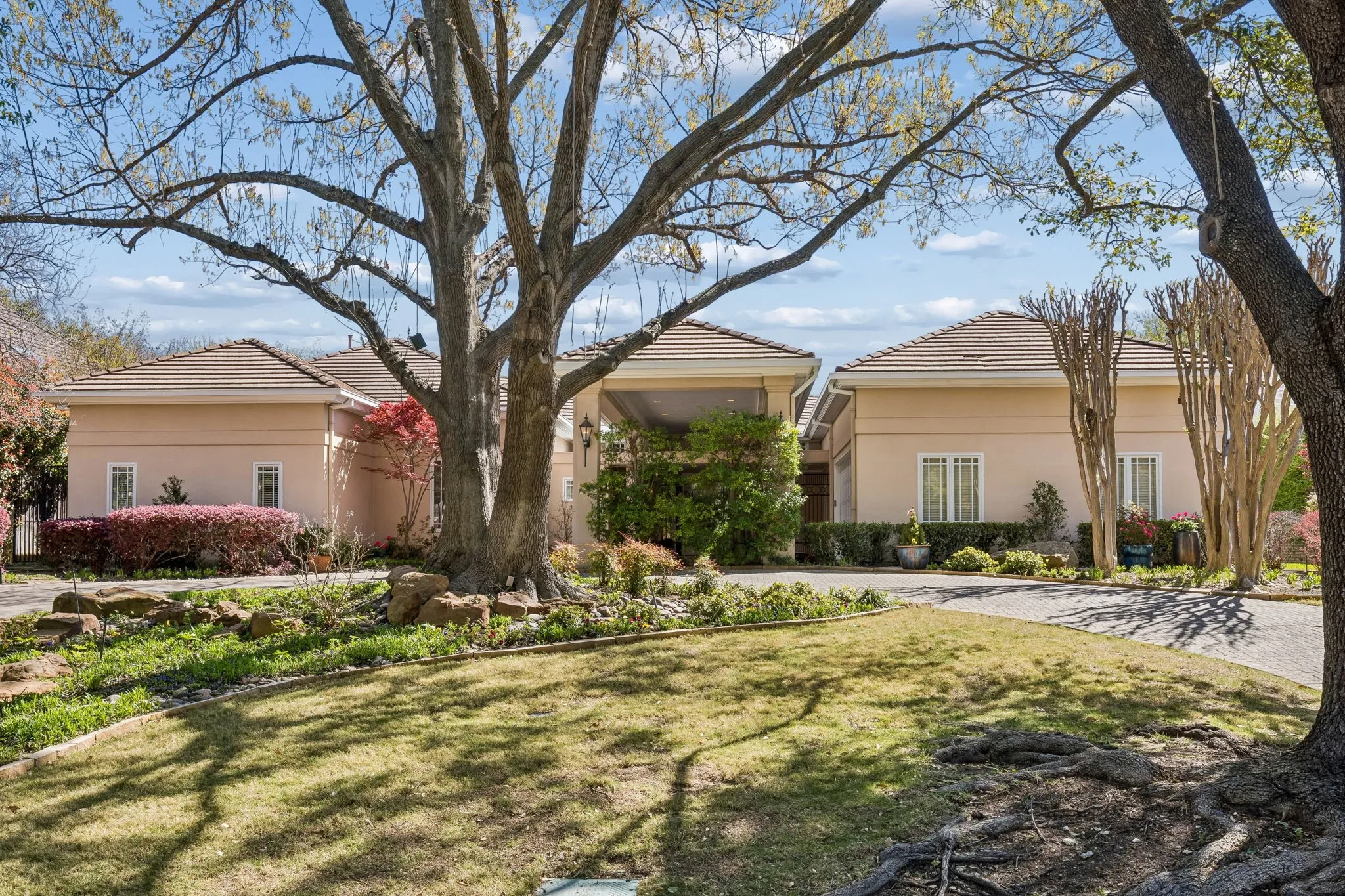 Single Family Residence For Sale in Dallas County , 14900 Winnwood Road, Addison, Texas 75254, 3 Bedroom, 4 Bathroom, 2 Garage spaces, 4,162 Sqft, built in 1990, Preowned, mls#21200576, Real Estate Agent in Addison, Homes For Sale in Dallas county, Homes For Sale in Addison, Realtor in Addison Texas, Real Estate Brokerage Independent Realty Texas, Luminita Cordes Realtor