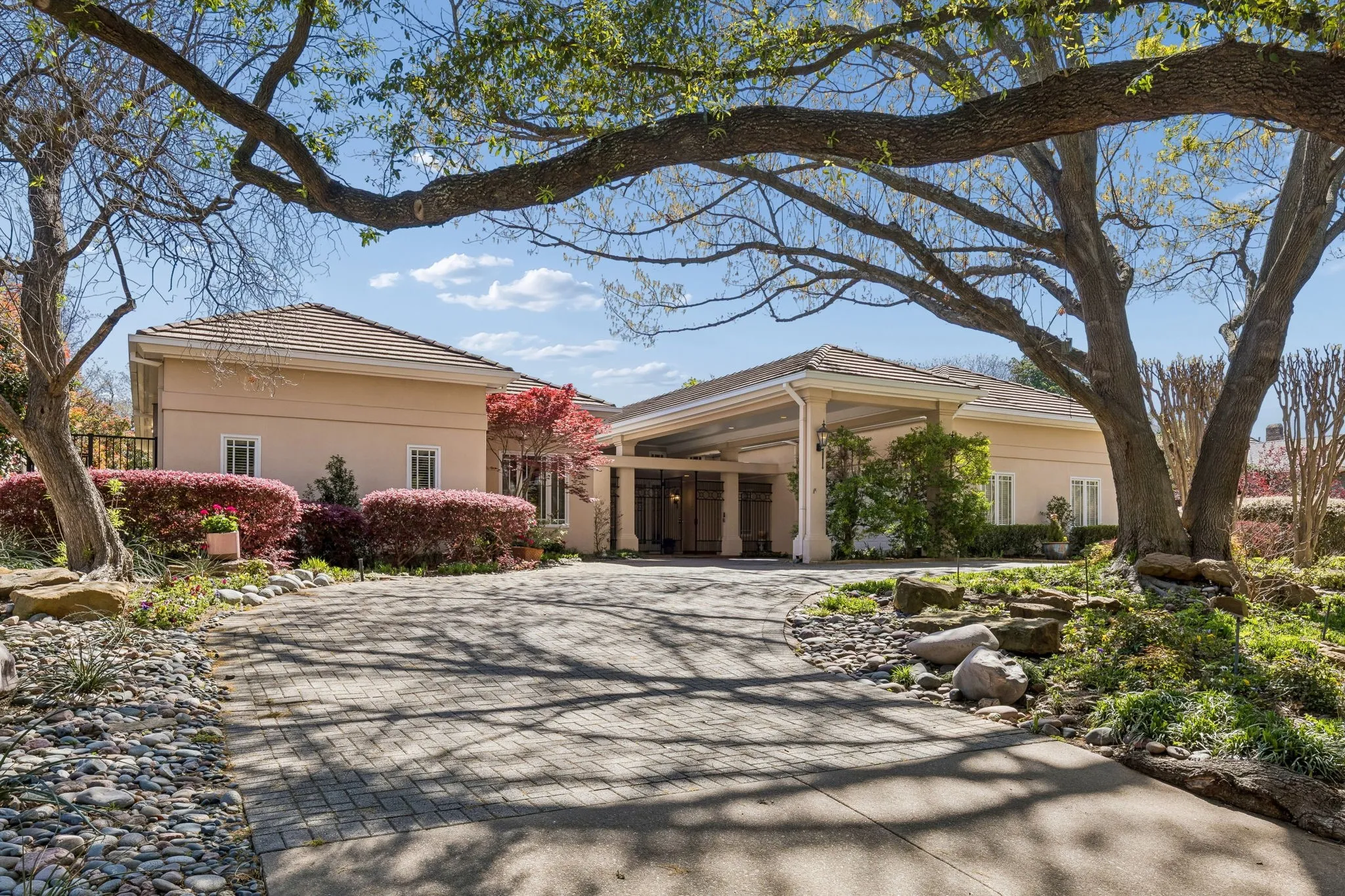 Single Family Residence For Sale in Dallas County , 14900 Winnwood Road, Addison, Texas 75254, 3 Bedroom, 4 Bathroom, 2 Garage spaces, 4,162 Sqft, built in 1990, Preowned, mls#21200576, Real Estate Agent in Addison, Homes For Sale in Dallas county, Homes For Sale in Addison, Realtor in Addison Texas, Real Estate Brokerage Independent Realty Texas, Luminita Cordes Realtor
