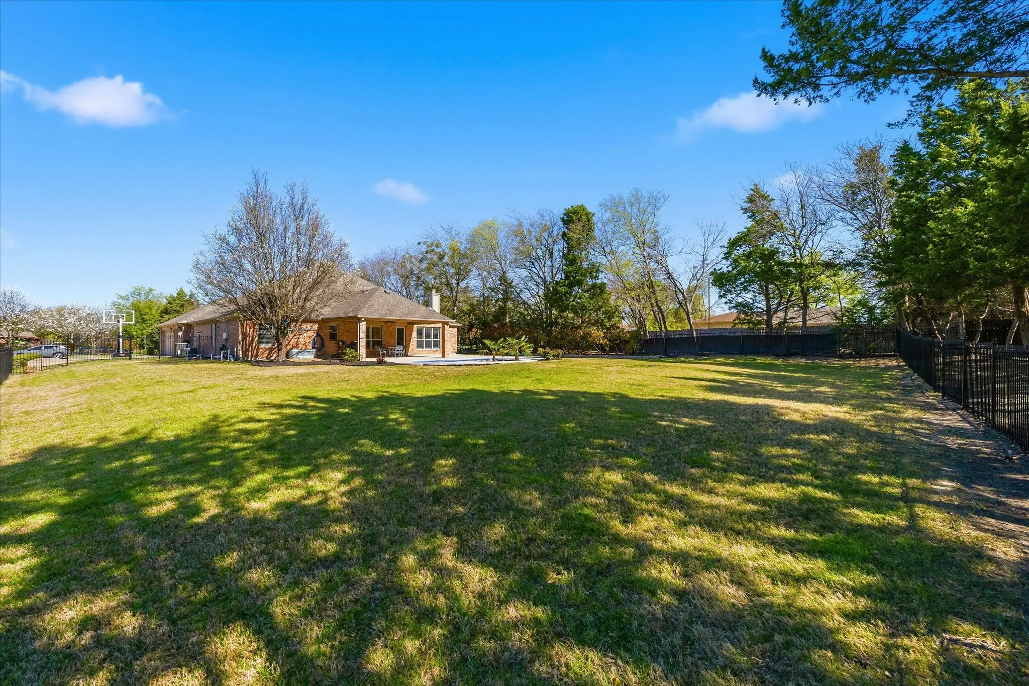 Single Family Residence For Sale in Rockwall County , 200 Stanford Court, Heath, Texas 75032, 4 Bedroom, 2 Bathroom, 3 Garage spaces, 2,542 Sqft, built in 2002, Preowned, mls#21219609, Real Estate Agent in Heath, Homes For Sale in Rockwall county, Homes For Sale in Heath, Realtor in Heath Texas, Real Estate Brokerage Independent Realty Texas, Luminita Cordes Realtor