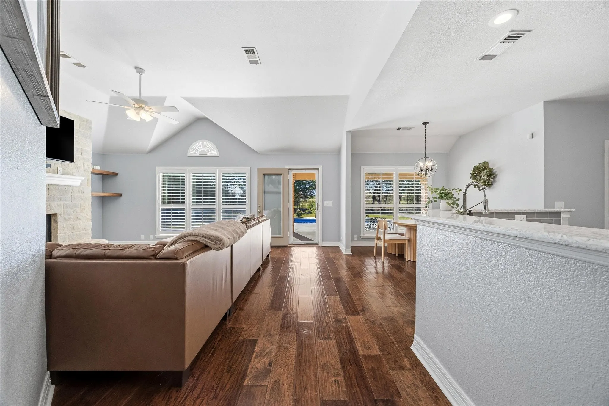 Single Family Residence For Sale in Rockwall County , 200 Stanford Court, Heath, Texas 75032, 4 Bedroom, 2 Bathroom, 3 Garage spaces, 2,542 Sqft, built in 2002, Preowned, mls#21219609, Real Estate Agent in Heath, Homes For Sale in Rockwall county, Homes For Sale in Heath, Realtor in Heath Texas, Real Estate Brokerage Independent Realty Texas, Luminita Cordes Realtor