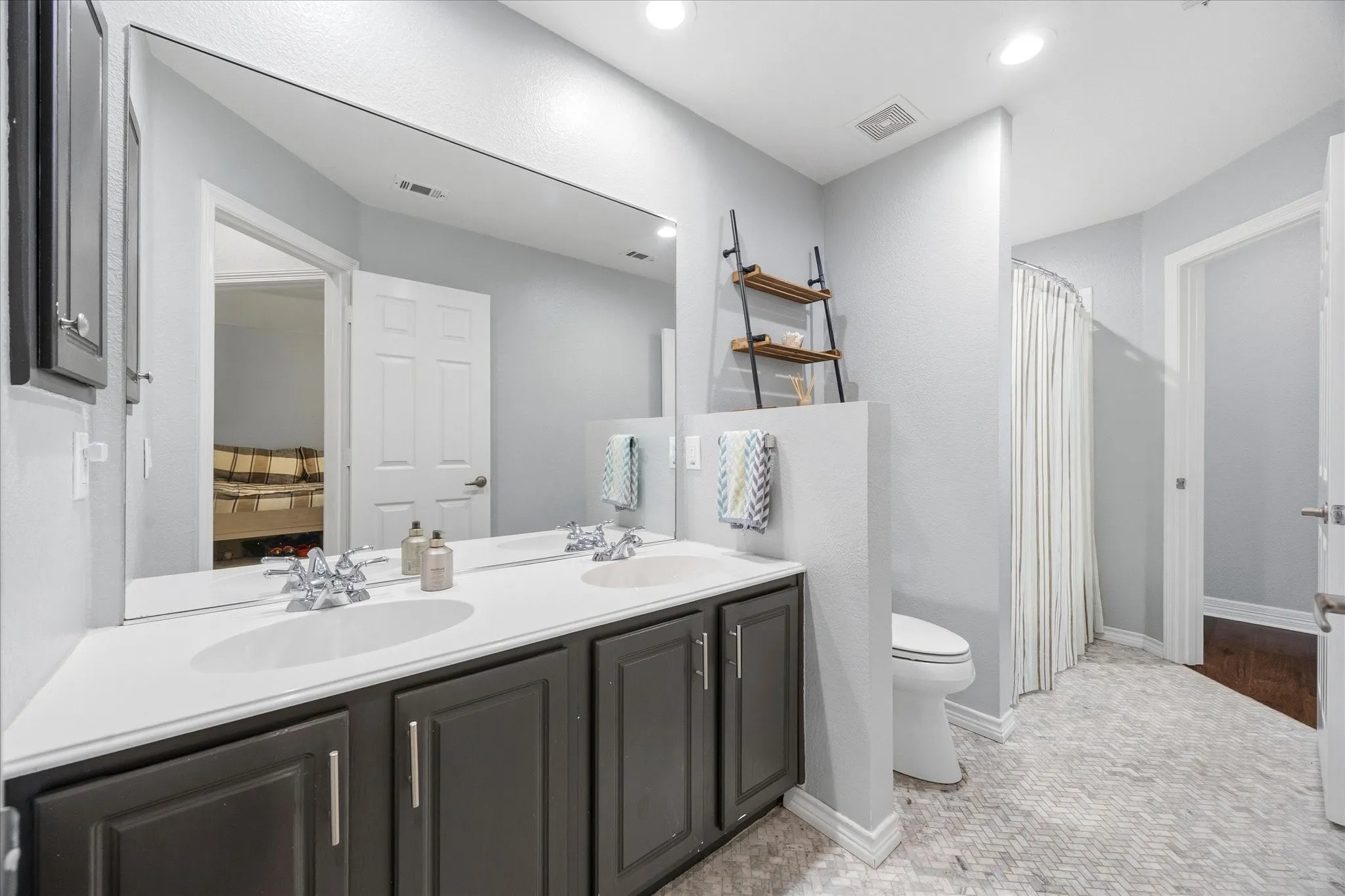 Single Family Residence For Sale in Rockwall County , 200 Stanford Court, Heath, Texas 75032, 4 Bedroom, 2 Bathroom, 3 Garage spaces, 2,542 Sqft, built in 2002, Preowned, mls#21219609, Real Estate Agent in Heath, Homes For Sale in Rockwall county, Homes For Sale in Heath, Realtor in Heath Texas, Real Estate Brokerage Independent Realty Texas, Luminita Cordes Realtor