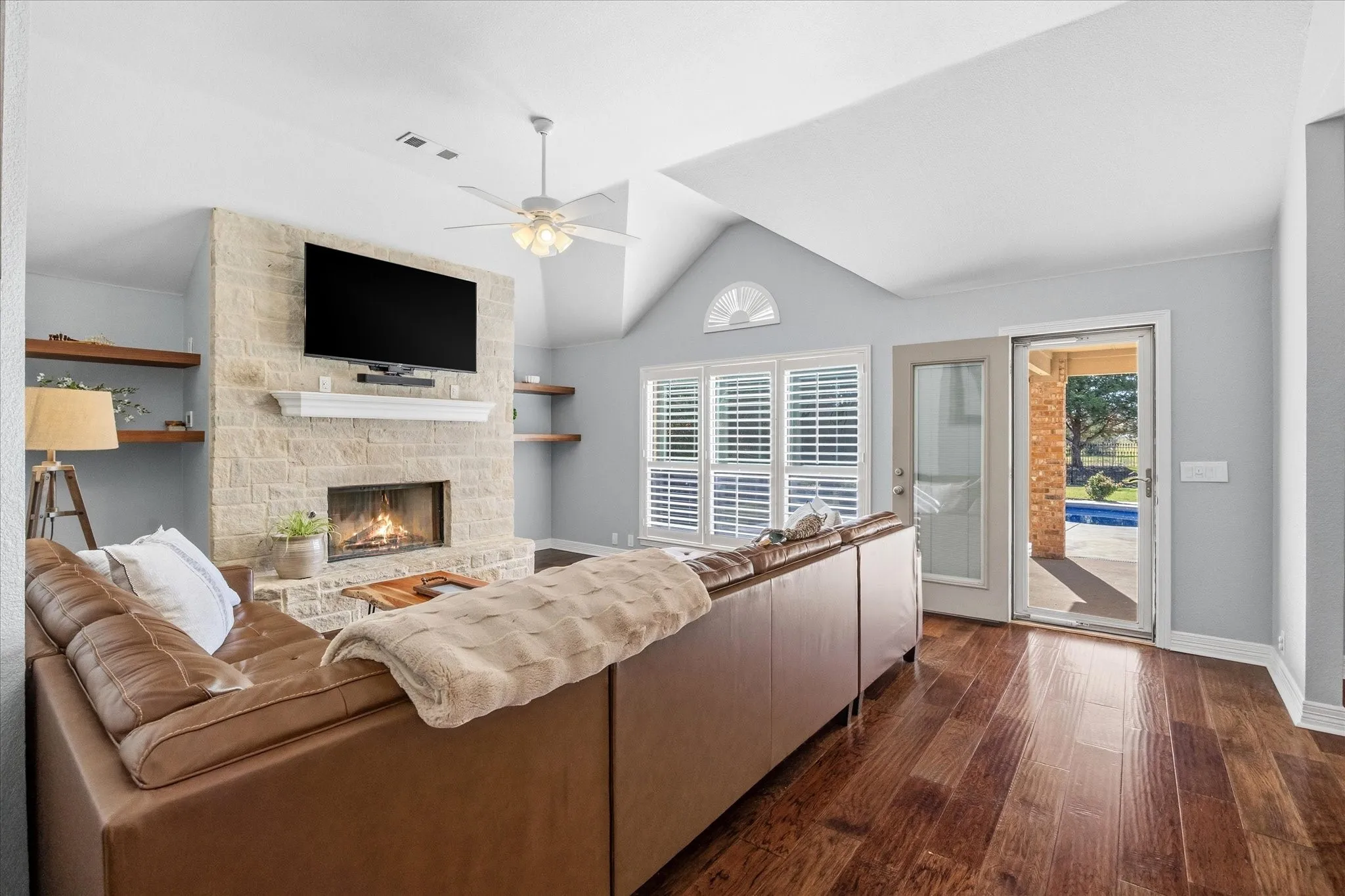 Single Family Residence For Sale in Rockwall County , 200 Stanford Court, Heath, Texas 75032, 4 Bedroom, 2 Bathroom, 3 Garage spaces, 2,542 Sqft, built in 2002, Preowned, mls#21219609, Real Estate Agent in Heath, Homes For Sale in Rockwall county, Homes For Sale in Heath, Realtor in Heath Texas, Real Estate Brokerage Independent Realty Texas, Luminita Cordes Realtor