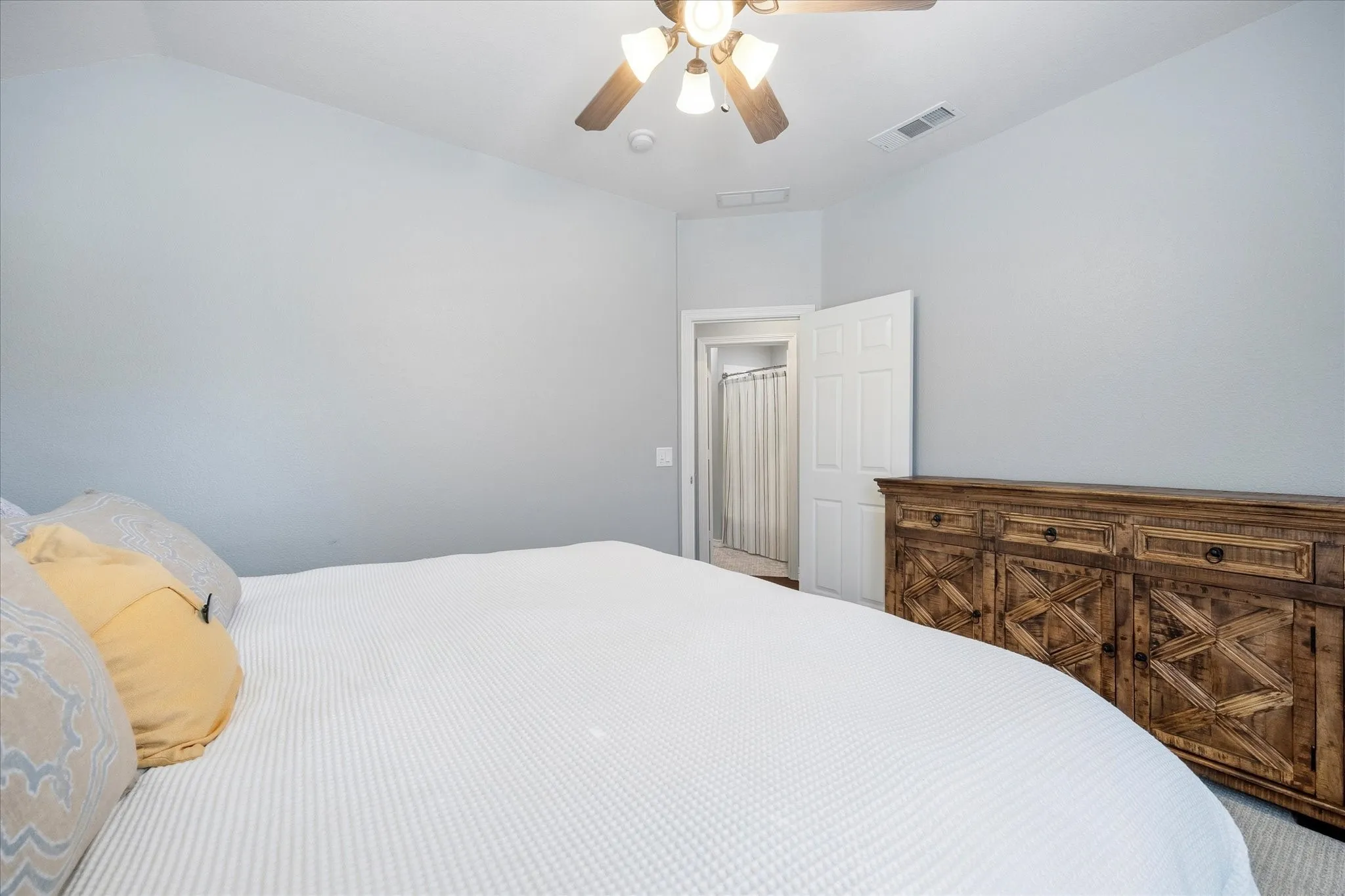 Single Family Residence For Sale in Rockwall County , 200 Stanford Court, Heath, Texas 75032, 4 Bedroom, 2 Bathroom, 3 Garage spaces, 2,542 Sqft, built in 2002, Preowned, mls#21219609, Real Estate Agent in Heath, Homes For Sale in Rockwall county, Homes For Sale in Heath, Realtor in Heath Texas, Real Estate Brokerage Independent Realty Texas, Luminita Cordes Realtor