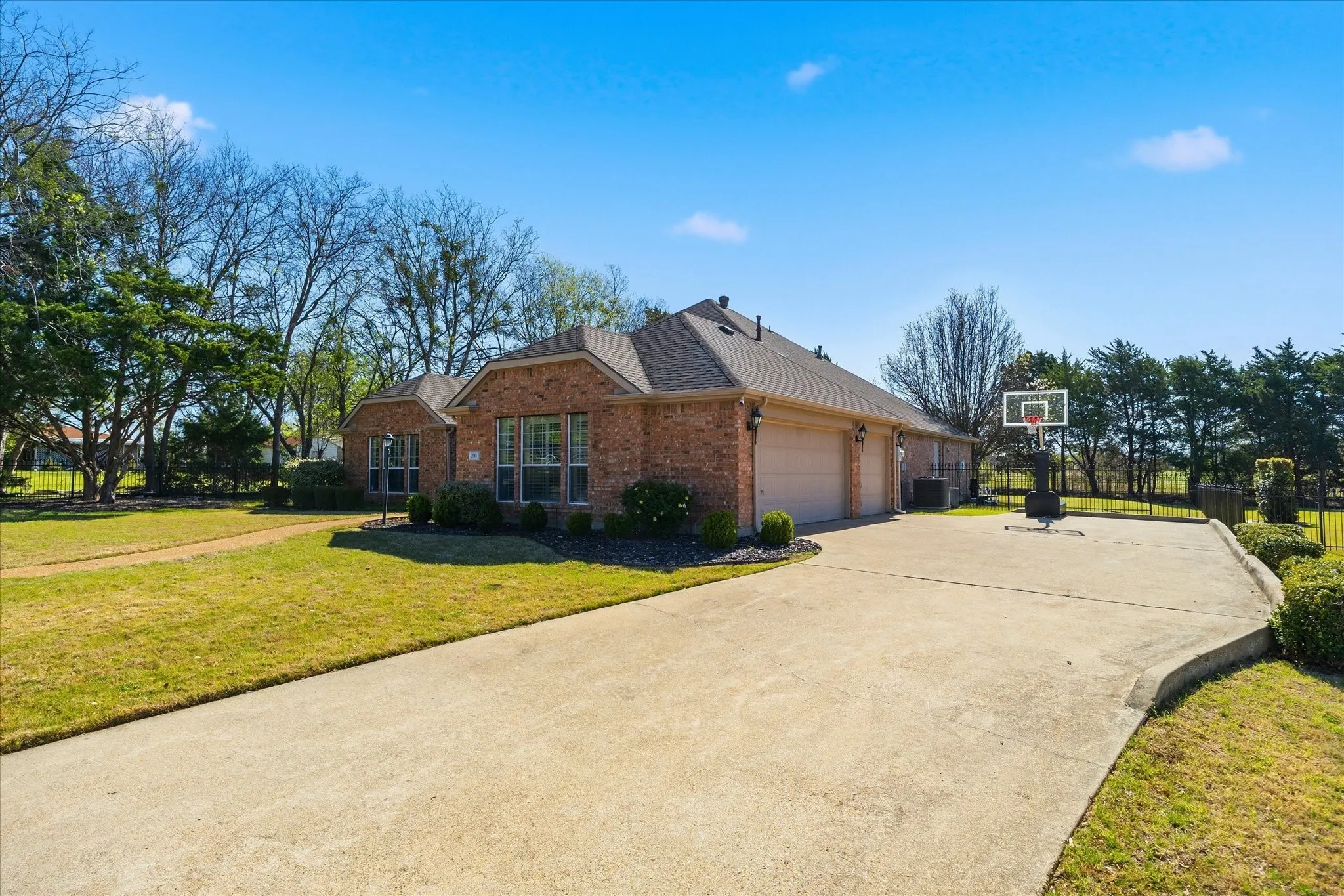Single Family Residence For Sale in Rockwall County , 200 Stanford Court, Heath, Texas 75032, 4 Bedroom, 2 Bathroom, 3 Garage spaces, 2,542 Sqft, built in 2002, Preowned, mls#21219609, Real Estate Agent in Heath, Homes For Sale in Rockwall county, Homes For Sale in Heath, Realtor in Heath Texas, Real Estate Brokerage Independent Realty Texas, Luminita Cordes Realtor