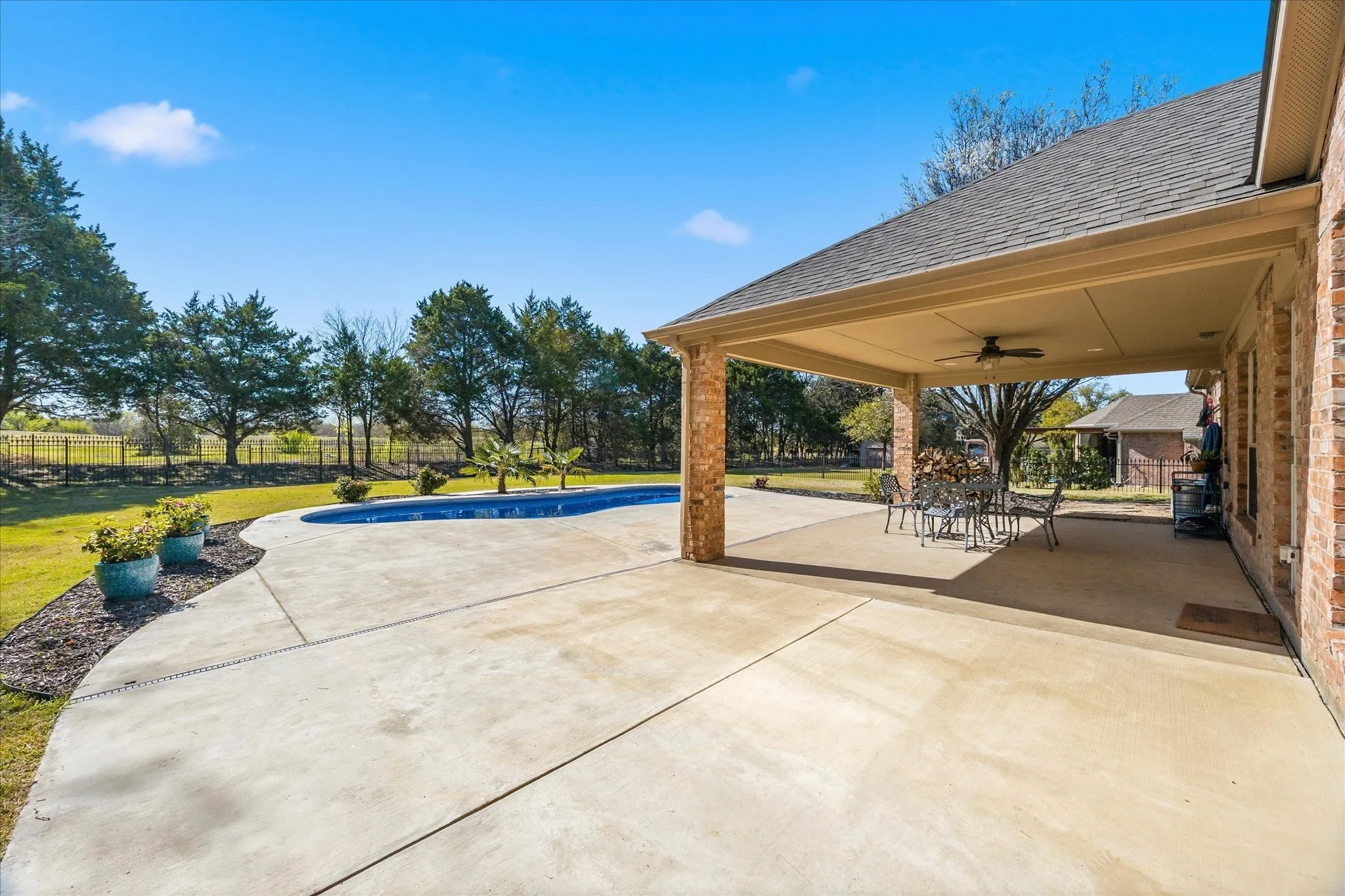 Single Family Residence For Sale in Rockwall County , 200 Stanford Court, Heath, Texas 75032, 4 Bedroom, 2 Bathroom, 3 Garage spaces, 2,542 Sqft, built in 2002, Preowned, mls#21219609, Real Estate Agent in Heath, Homes For Sale in Rockwall county, Homes For Sale in Heath, Realtor in Heath Texas, Real Estate Brokerage Independent Realty Texas, Luminita Cordes Realtor