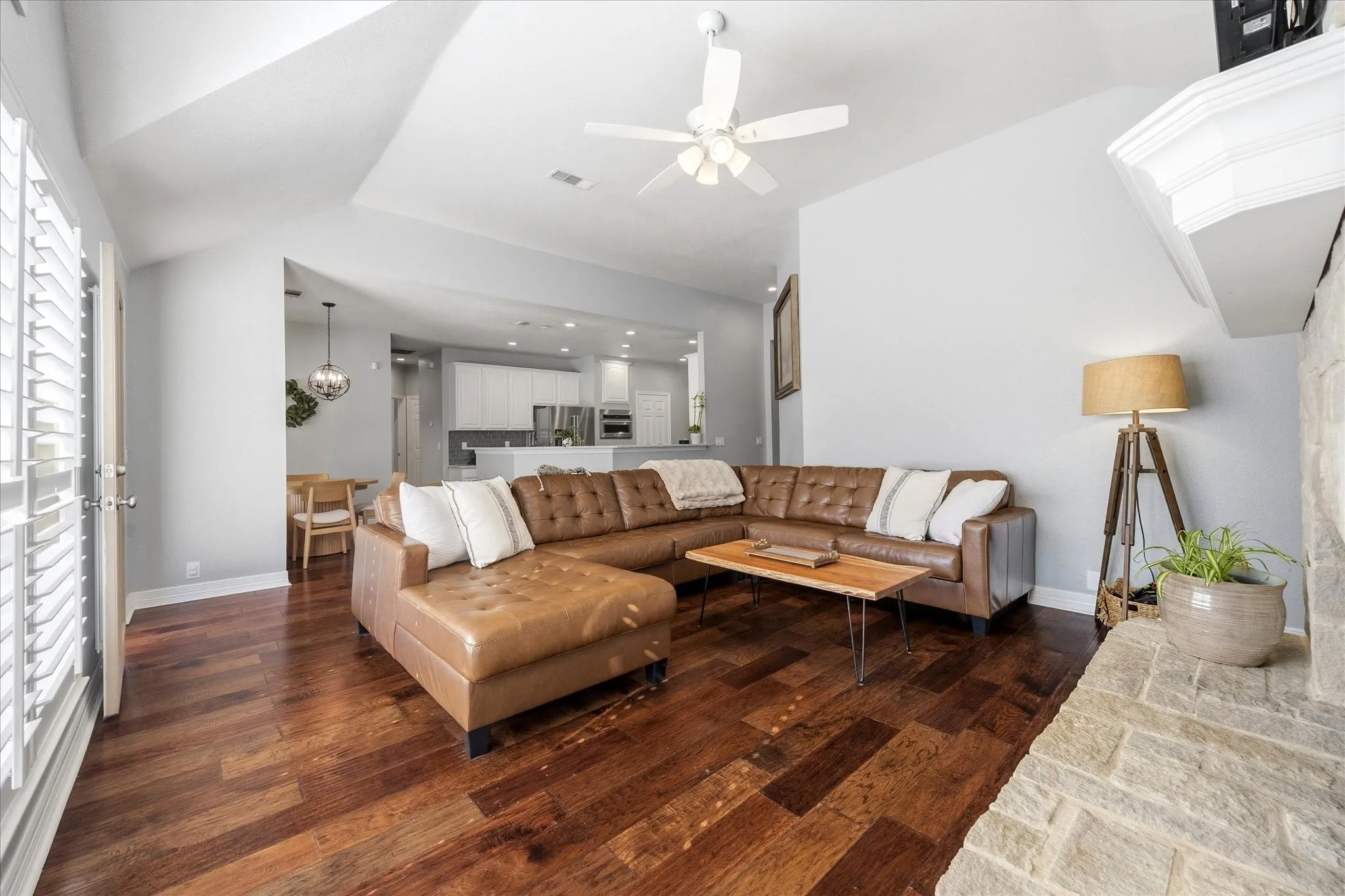 Single Family Residence For Sale in Rockwall County , 200 Stanford Court, Heath, Texas 75032, 4 Bedroom, 2 Bathroom, 3 Garage spaces, 2,542 Sqft, built in 2002, Preowned, mls#21219609, Real Estate Agent in Heath, Homes For Sale in Rockwall county, Homes For Sale in Heath, Realtor in Heath Texas, Real Estate Brokerage Independent Realty Texas, Luminita Cordes Realtor