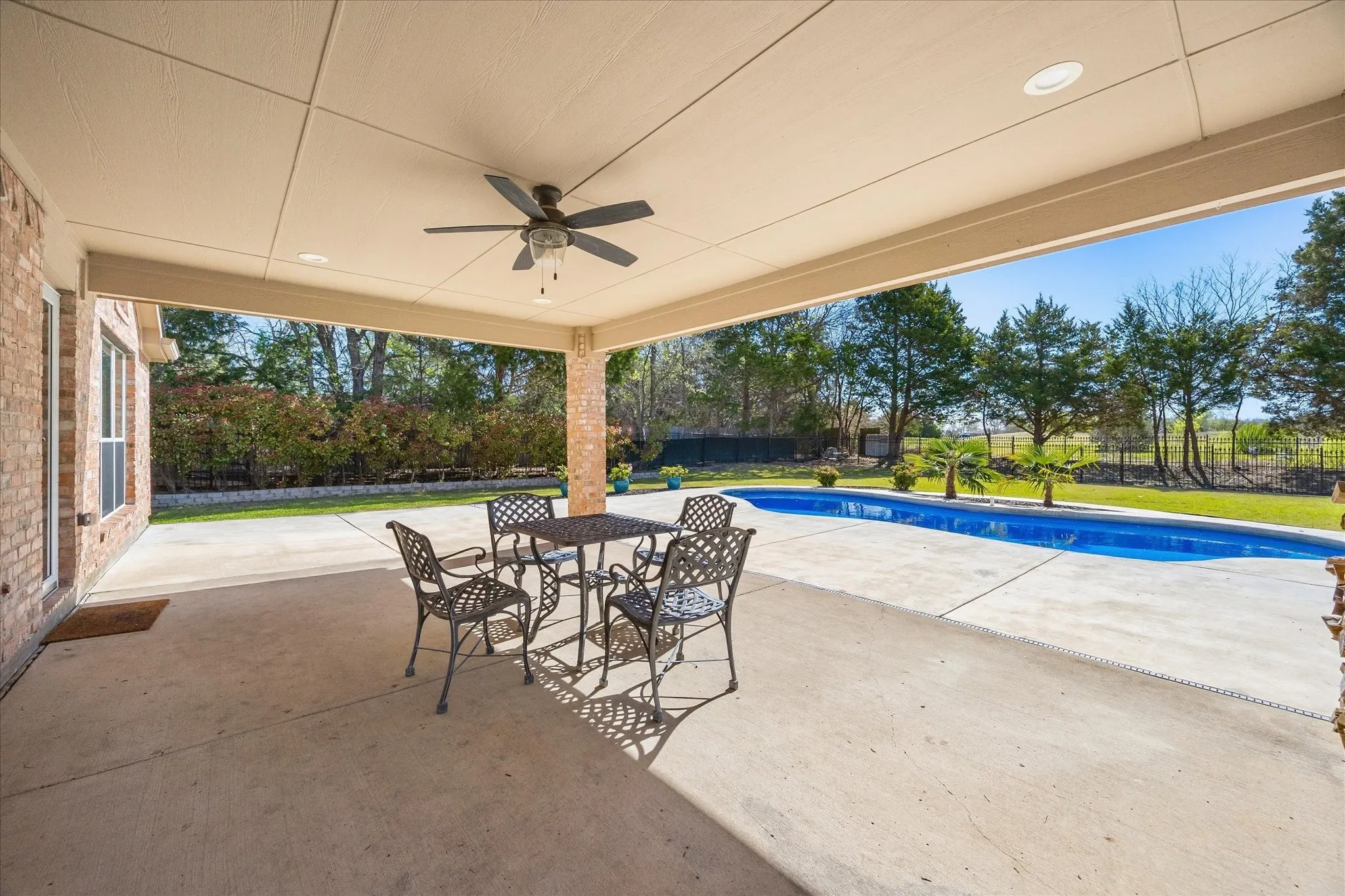 Single Family Residence For Sale in Rockwall County , 200 Stanford Court, Heath, Texas 75032, 4 Bedroom, 2 Bathroom, 3 Garage spaces, 2,542 Sqft, built in 2002, Preowned, mls#21219609, Real Estate Agent in Heath, Homes For Sale in Rockwall county, Homes For Sale in Heath, Realtor in Heath Texas, Real Estate Brokerage Independent Realty Texas, Luminita Cordes Realtor