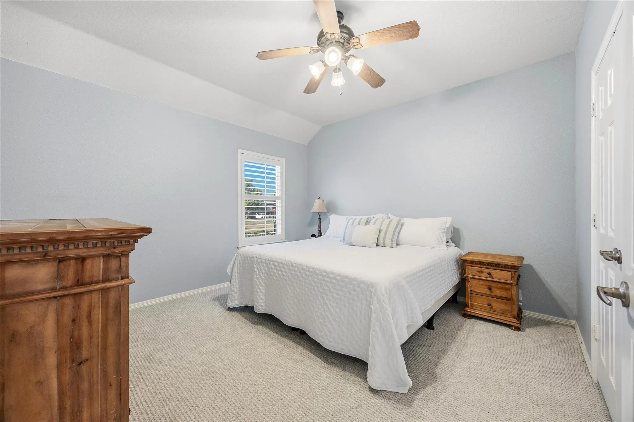Single Family Residence For Sale in Rockwall County , 200 Stanford Court, Heath, Texas 75032, 4 Bedroom, 2 Bathroom, 3 Garage spaces, 2,542 Sqft, built in 2002, Preowned, mls#21219609, Real Estate Agent in Heath, Homes For Sale in Rockwall county, Homes For Sale in Heath, Realtor in Heath Texas, Real Estate Brokerage Independent Realty Texas, Luminita Cordes Realtor