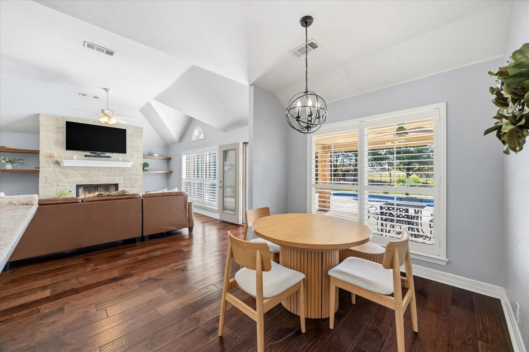 Single Family Residence For Sale in Rockwall County , 200 Stanford Court, Heath, Texas 75032, 4 Bedroom, 2 Bathroom, 3 Garage spaces, 2,542 Sqft, built in 2002, Preowned, mls#21219609, Real Estate Agent in Heath, Homes For Sale in Rockwall county, Homes For Sale in Heath, Realtor in Heath Texas, Real Estate Brokerage Independent Realty Texas, Luminita Cordes Realtor