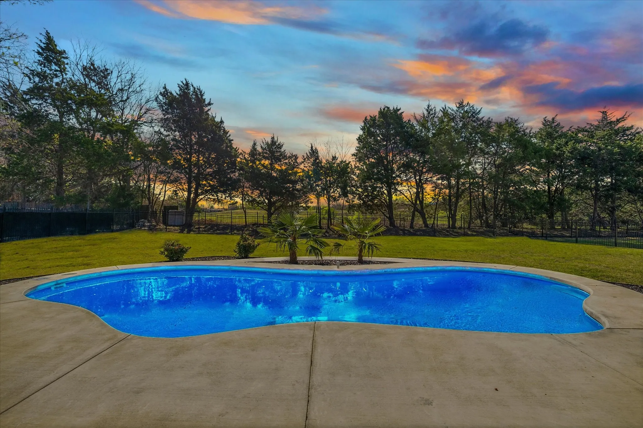 Single Family Residence For Sale in Rockwall County , 200 Stanford Court, Heath, Texas 75032, 4 Bedroom, 2 Bathroom, 3 Garage spaces, 2,542 Sqft, built in 2002, Preowned, mls#21219609, Real Estate Agent in Heath, Homes For Sale in Rockwall county, Homes For Sale in Heath, Realtor in Heath Texas, Real Estate Brokerage Independent Realty Texas, Luminita Cordes Realtor