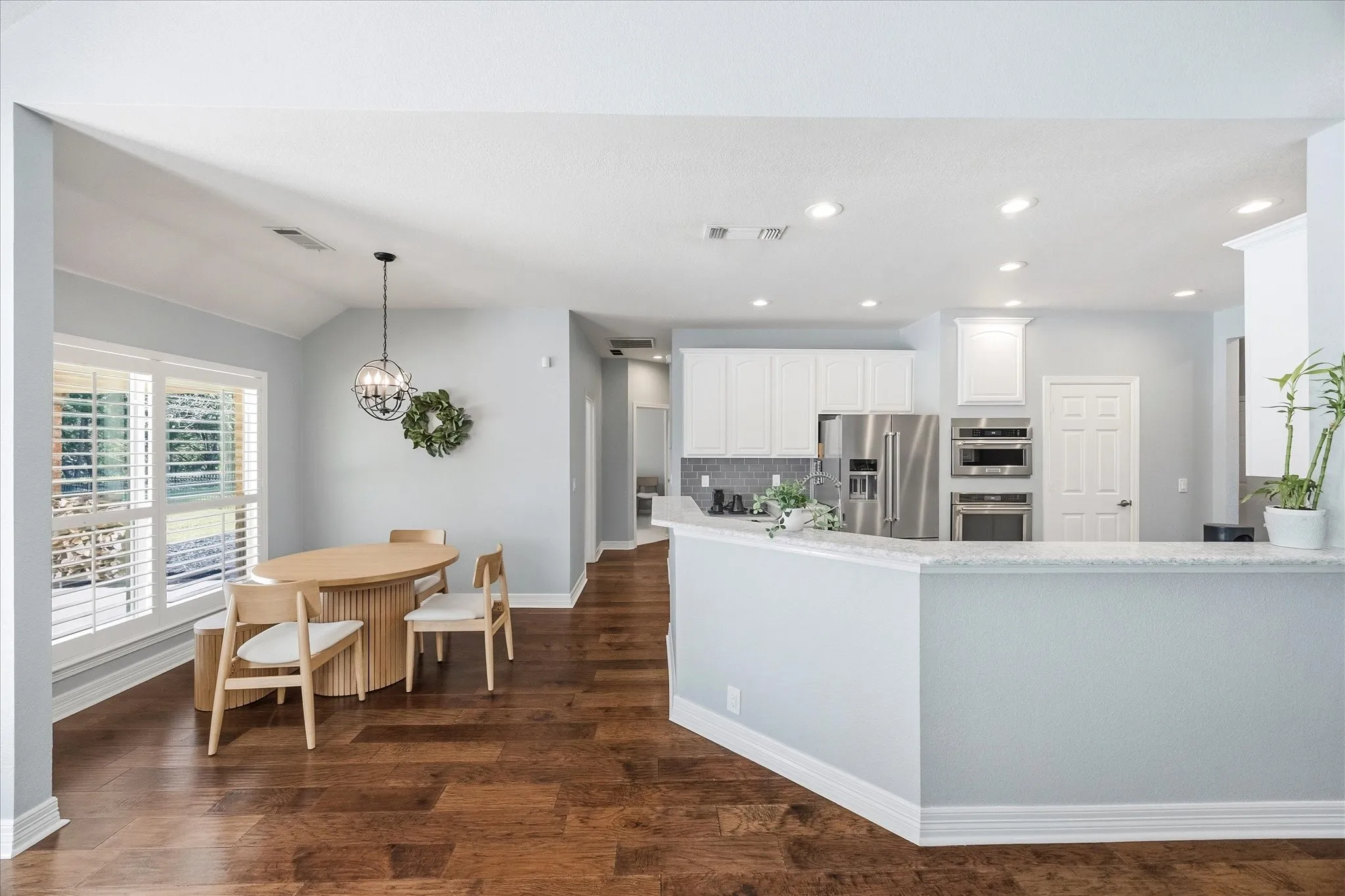 Single Family Residence For Sale in Rockwall County , 200 Stanford Court, Heath, Texas 75032, 4 Bedroom, 2 Bathroom, 3 Garage spaces, 2,542 Sqft, built in 2002, Preowned, mls#21219609, Real Estate Agent in Heath, Homes For Sale in Rockwall county, Homes For Sale in Heath, Realtor in Heath Texas, Real Estate Brokerage Independent Realty Texas, Luminita Cordes Realtor