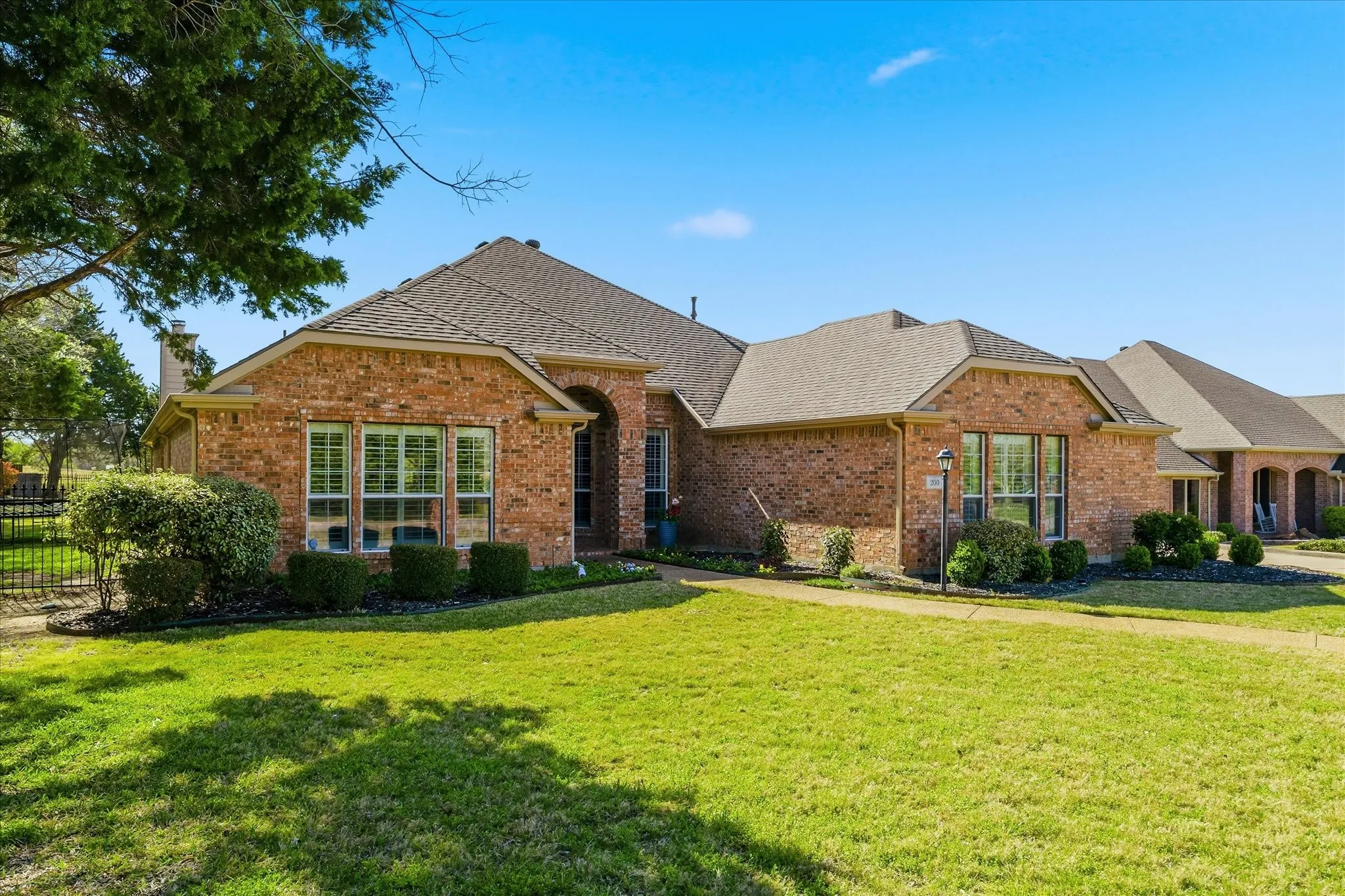 Single Family Residence For Sale in Rockwall County , 200 Stanford Court, Heath, Texas 75032, 4 Bedroom, 2 Bathroom, 3 Garage spaces, 2,542 Sqft, built in 2002, Preowned, mls#21219609, Real Estate Agent in Heath, Homes For Sale in Rockwall county, Homes For Sale in Heath, Realtor in Heath Texas, Real Estate Brokerage Independent Realty Texas, Luminita Cordes Realtor