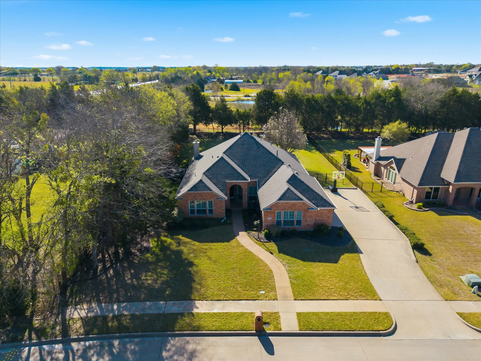 Single Family Residence For Sale in Rockwall County , 200 Stanford Court, Heath, Texas 75032, 4 Bedroom, 2 Bathroom, 3 Garage spaces, 2,542 Sqft, built in 2002, Preowned, mls#21219609, Real Estate Agent in Heath, Homes For Sale in Rockwall county, Homes For Sale in Heath, Realtor in Heath Texas, Real Estate Brokerage Independent Realty Texas, Luminita Cordes Realtor