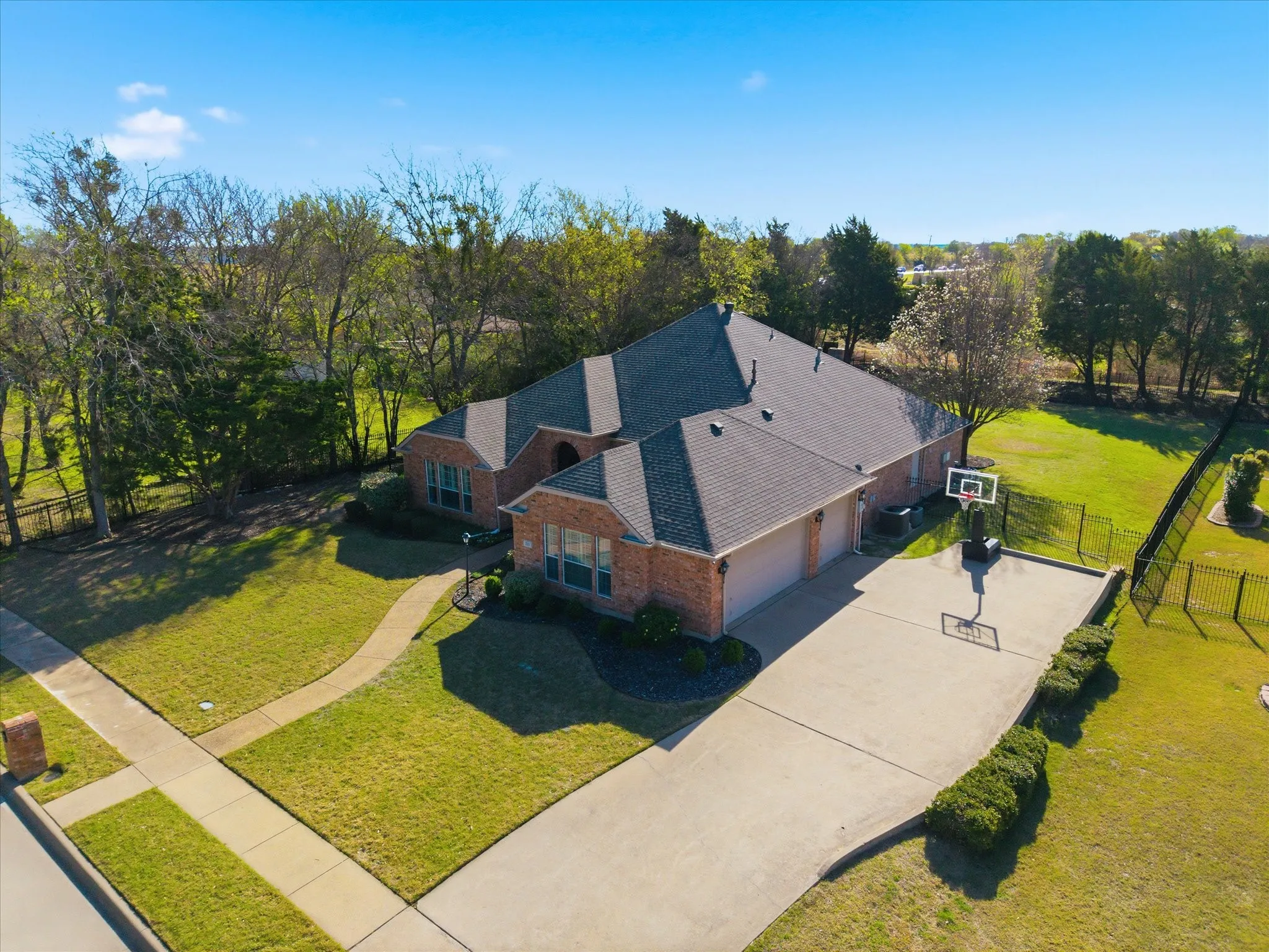 Single Family Residence For Sale in Rockwall County , 200 Stanford Court, Heath, Texas 75032, 4 Bedroom, 2 Bathroom, 3 Garage spaces, 2,542 Sqft, built in 2002, Preowned, mls#21219609, Real Estate Agent in Heath, Homes For Sale in Rockwall county, Homes For Sale in Heath, Realtor in Heath Texas, Real Estate Brokerage Independent Realty Texas, Luminita Cordes Realtor