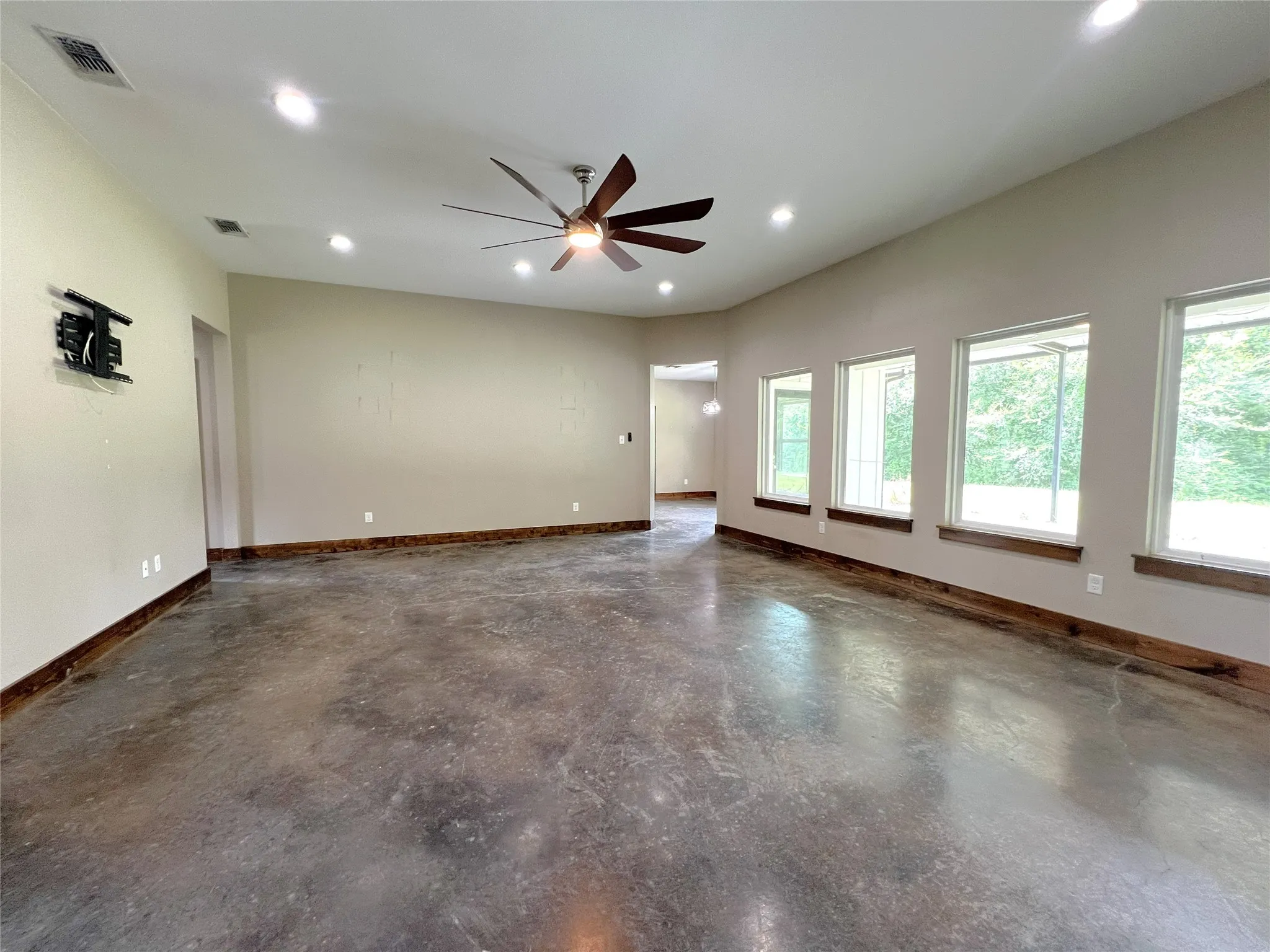 Single Family Residence For Sale in Hopkins County , 511 Interstate Highway 30 E, Sulphur Springs, Texas 75482, 3 Bedrooms, 3 Bathrooms, 2 Garage spaces, 2,701 Sqft, built in 2020, Preowned, Price $550,000, mls#21211236, Real Estate Agent in Sulphur Springs, Homes For Sale in Hopkins county, Homes For Sale in Sulphur Springs, Realtor in Sulphur Springs Texas, Real Estate Brokerage Independent Realty Texas, Luminita Cordes Realtor