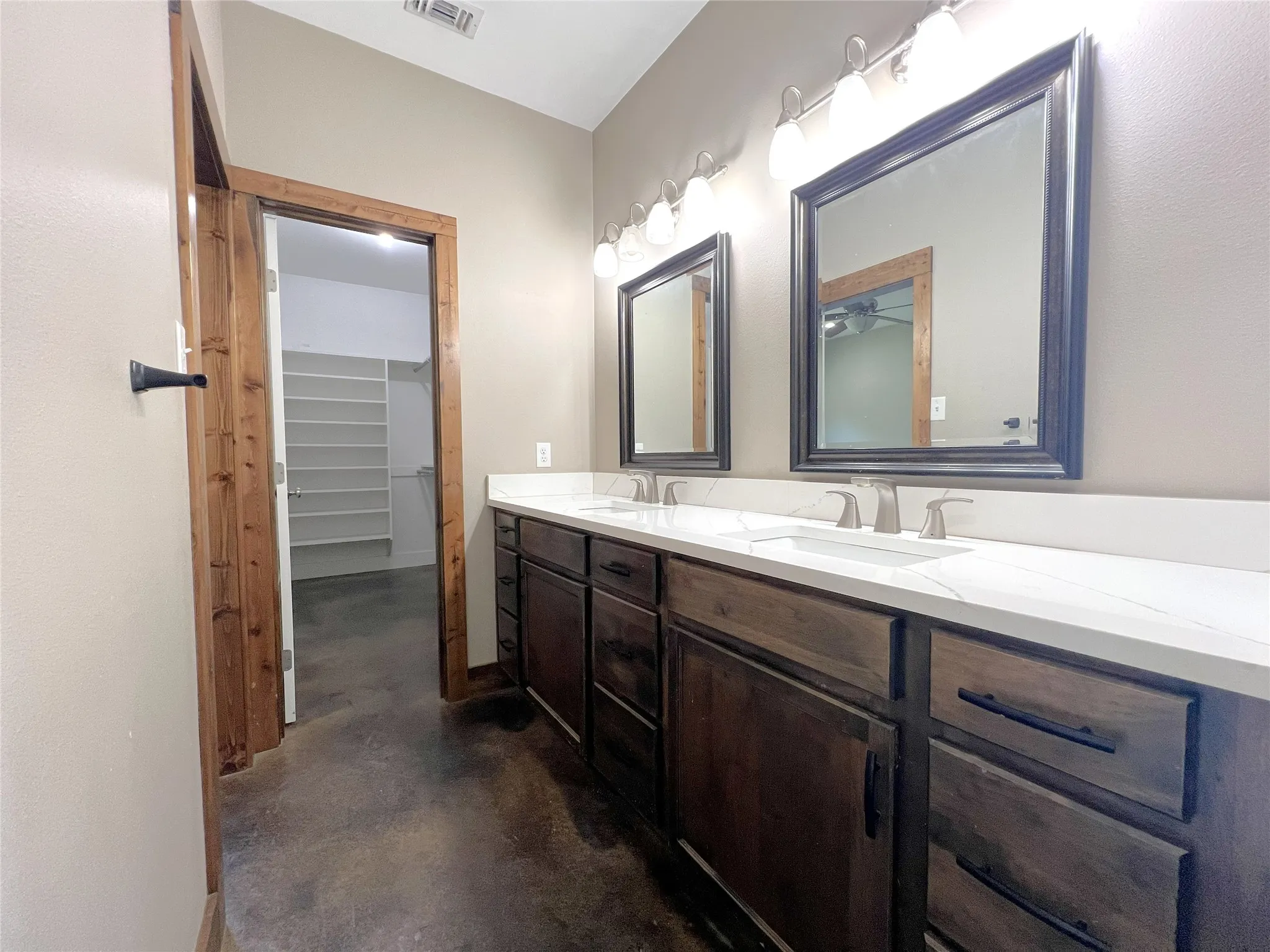 Single Family Residence For Sale in Hopkins County , 511 Interstate Highway 30 E, Sulphur Springs, Texas 75482, 3 Bedrooms, 3 Bathrooms, 2 Garage spaces, 2,701 Sqft, built in 2020, Preowned, Price $550,000, mls#21211236, Real Estate Agent in Sulphur Springs, Homes For Sale in Hopkins county, Homes For Sale in Sulphur Springs, Realtor in Sulphur Springs Texas, Real Estate Brokerage Independent Realty Texas, Luminita Cordes Realtor