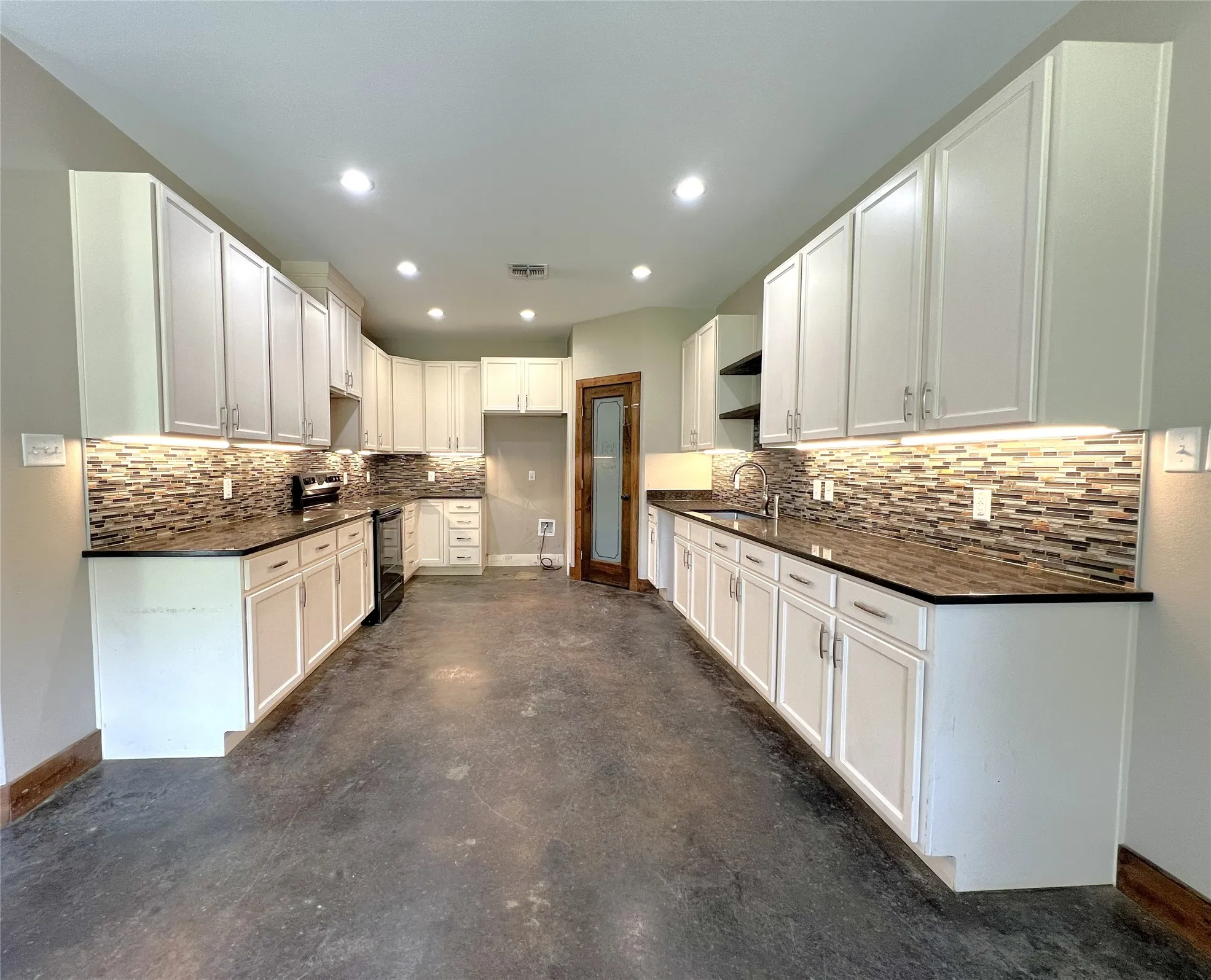Single Family Residence For Sale in Hopkins County , 511 Interstate Highway 30 E, Sulphur Springs, Texas 75482, 3 Bedrooms, 3 Bathrooms, 2 Garage spaces, 2,701 Sqft, built in 2020, Preowned, Price $550,000, mls#21211236, Real Estate Agent in Sulphur Springs, Homes For Sale in Hopkins county, Homes For Sale in Sulphur Springs, Realtor in Sulphur Springs Texas, Real Estate Brokerage Independent Realty Texas, Luminita Cordes Realtor