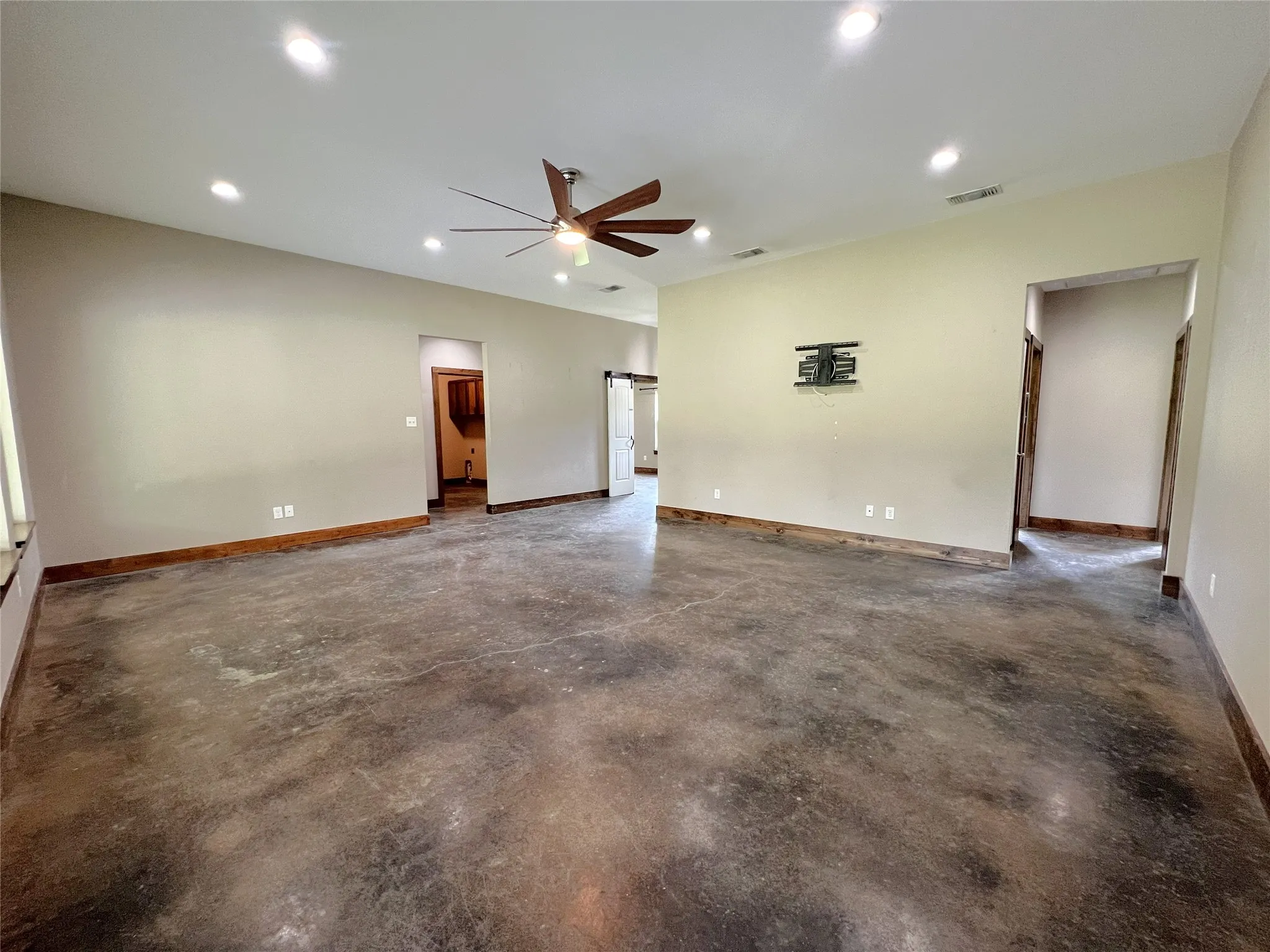 Single Family Residence For Sale in Hopkins County , 511 Interstate Highway 30 E, Sulphur Springs, Texas 75482, 3 Bedrooms, 3 Bathrooms, 2 Garage spaces, 2,701 Sqft, built in 2020, Preowned, Price $550,000, mls#21211236, Real Estate Agent in Sulphur Springs, Homes For Sale in Hopkins county, Homes For Sale in Sulphur Springs, Realtor in Sulphur Springs Texas, Real Estate Brokerage Independent Realty Texas, Luminita Cordes Realtor