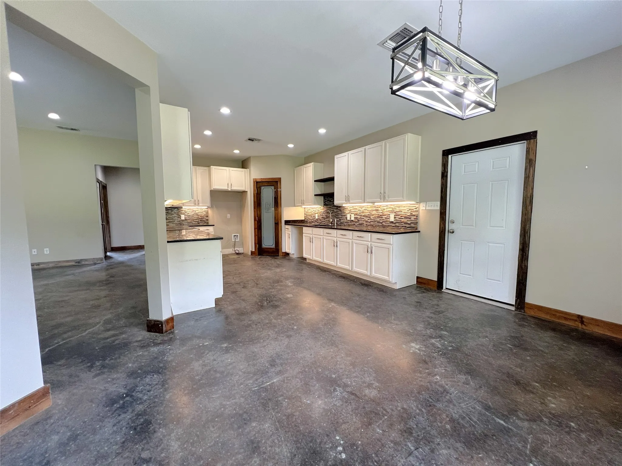 Single Family Residence For Sale in Hopkins County , 511 Interstate Highway 30 E, Sulphur Springs, Texas 75482, 3 Bedrooms, 3 Bathrooms, 2 Garage spaces, 2,701 Sqft, built in 2020, Preowned, Price $550,000, mls#21211236, Real Estate Agent in Sulphur Springs, Homes For Sale in Hopkins county, Homes For Sale in Sulphur Springs, Realtor in Sulphur Springs Texas, Real Estate Brokerage Independent Realty Texas, Luminita Cordes Realtor