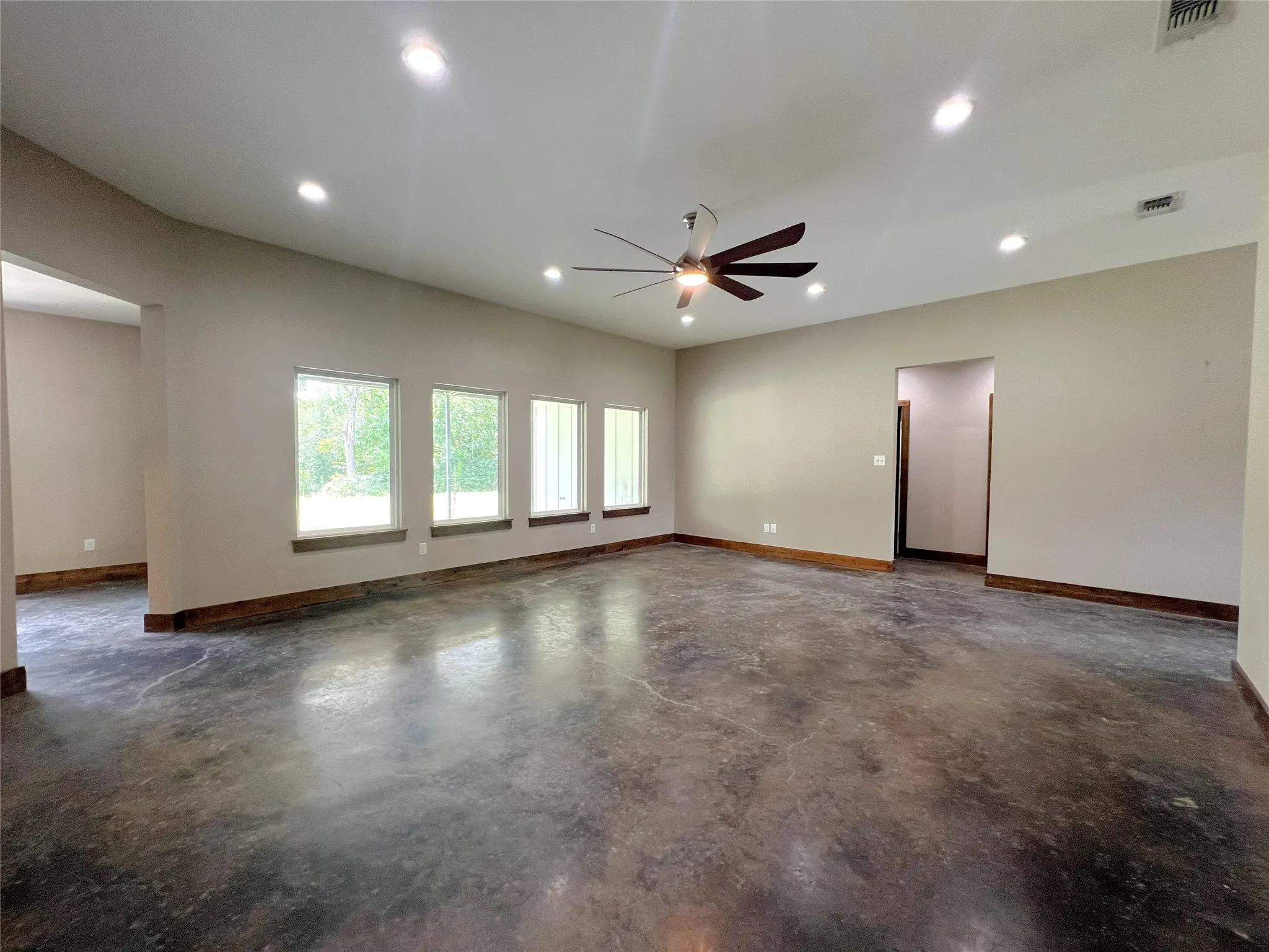 Single Family Residence For Sale in Hopkins County , 511 Interstate Highway 30 E, Sulphur Springs, Texas 75482, 3 Bedrooms, 3 Bathrooms, 2 Garage spaces, 2,701 Sqft, built in 2020, Preowned, Price $550,000, mls#21211236, Real Estate Agent in Sulphur Springs, Homes For Sale in Hopkins county, Homes For Sale in Sulphur Springs, Realtor in Sulphur Springs Texas, Real Estate Brokerage Independent Realty Texas, Luminita Cordes Realtor