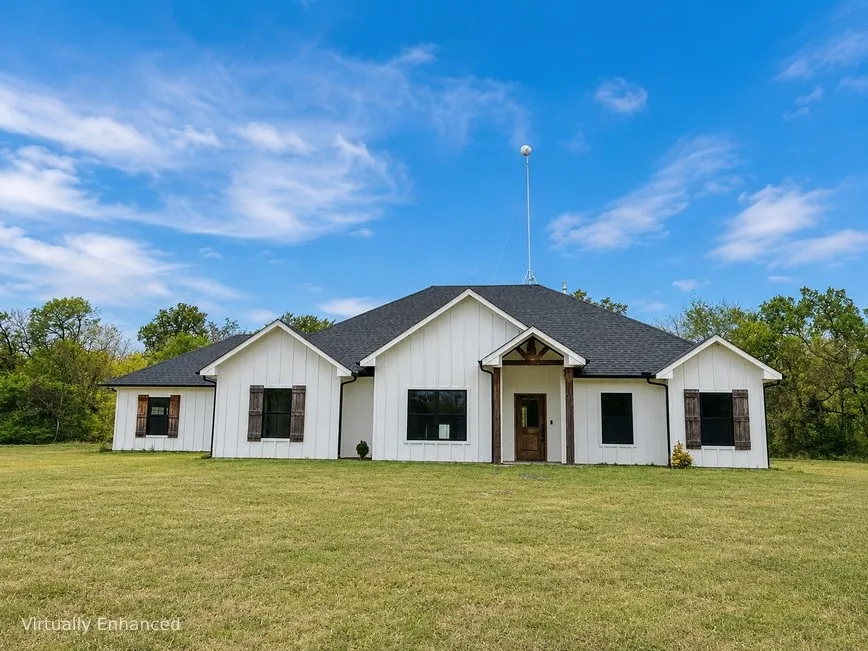 Single Family Residence For Sale in Hopkins County , 511 Interstate Highway 30 E, Sulphur Springs, Texas 75482, 3 Bedrooms, 3 Bathrooms, 2 Garage spaces, 2,701 Sqft, built in 2020, Preowned, Price $550,000, mls#21211236, Real Estate Agent in Sulphur Springs, Homes For Sale in Hopkins county, Homes For Sale in Sulphur Springs, Realtor in Sulphur Springs Texas, Real Estate Brokerage Independent Realty Texas, Luminita Cordes Realtor