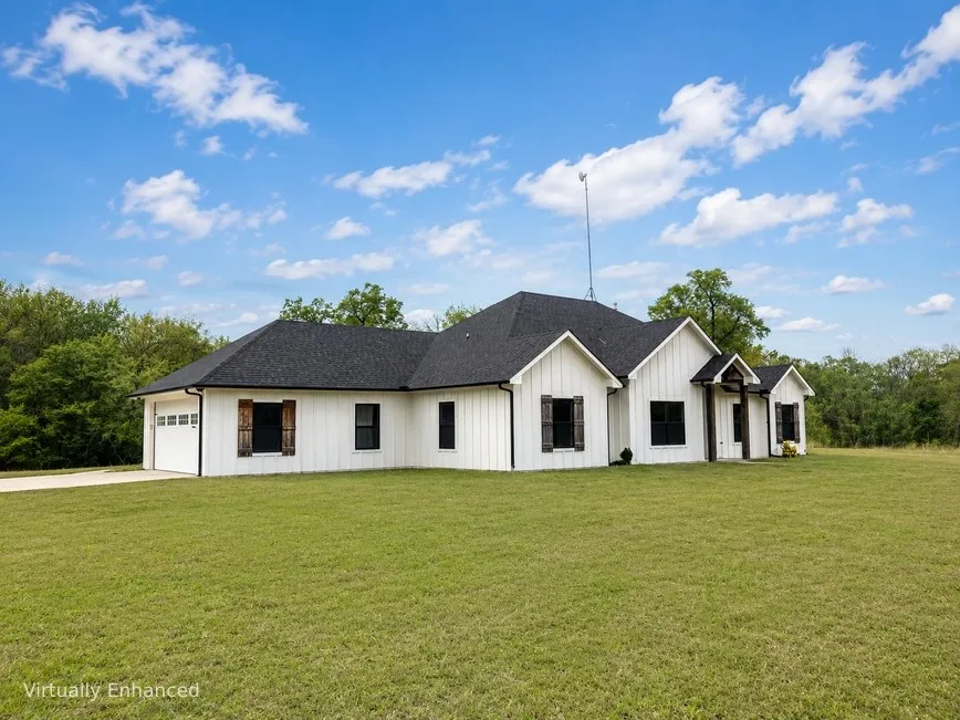 Single Family Residence For Sale in Hopkins County , 511 Interstate Highway 30 E, Sulphur Springs, Texas 75482, 3 Bedrooms, 3 Bathrooms, 2 Garage spaces, 2,701 Sqft, built in 2020, Preowned, Price $550,000, mls#21211236, Real Estate Agent in Sulphur Springs, Homes For Sale in Hopkins county, Homes For Sale in Sulphur Springs, Realtor in Sulphur Springs Texas, Real Estate Brokerage Independent Realty Texas, Luminita Cordes Realtor