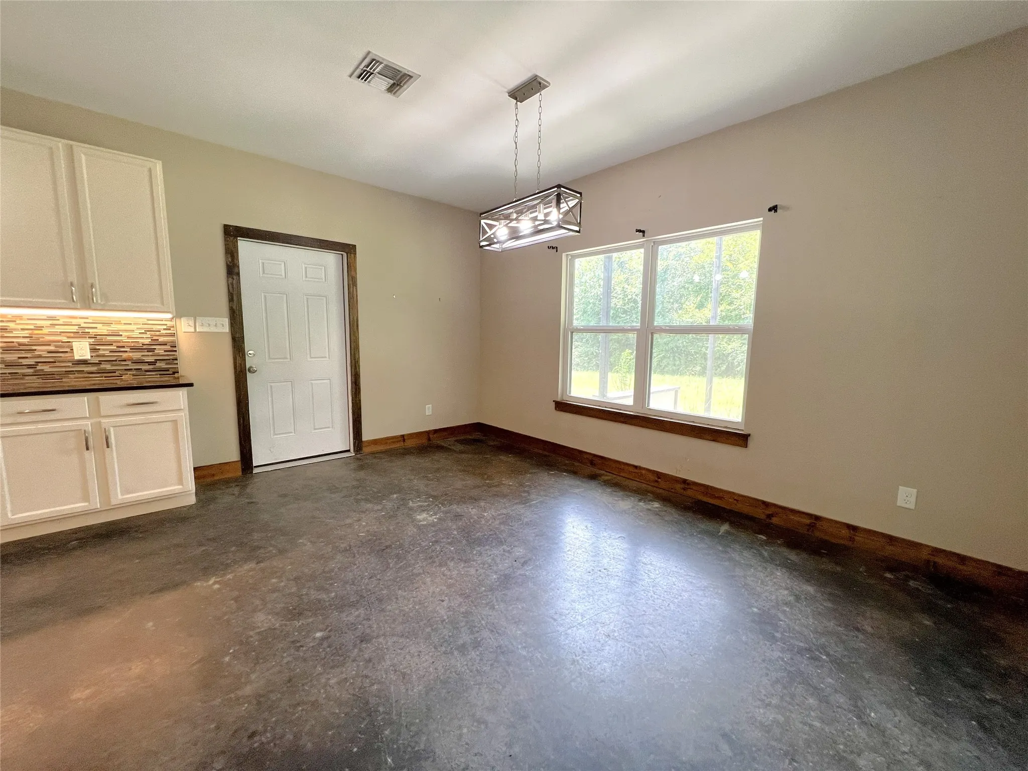 Single Family Residence For Sale in Hopkins County , 511 Interstate Highway 30 E, Sulphur Springs, Texas 75482, 3 Bedrooms, 3 Bathrooms, 2 Garage spaces, 2,701 Sqft, built in 2020, Preowned, Price $550,000, mls#21211236, Real Estate Agent in Sulphur Springs, Homes For Sale in Hopkins county, Homes For Sale in Sulphur Springs, Realtor in Sulphur Springs Texas, Real Estate Brokerage Independent Realty Texas, Luminita Cordes Realtor