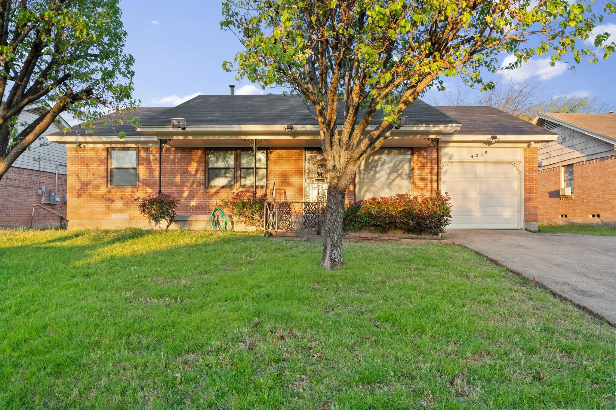 Single Family Residence For Sale in Dallas County , 4215 Elk Horn Trail, Dallas, Texas 75216, 3 Bedroom, 2 Bathroom, 1 Garage spaces, 1,272 Sqft, built in 1960, mls#21212084, Real Estate Agent in Dallas, Homes For Sale in Dallas county, Homes For Sale in Dallas, Realtor in Dallas Texas, Real Estate Brokerage Independent Realty Texas, Luminita Cordes Realtor