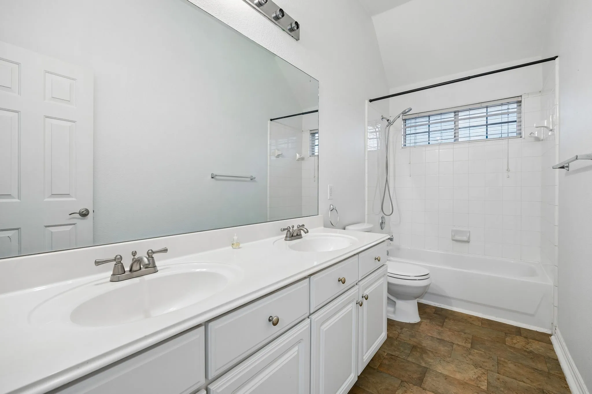 Single Family Residence For Sale in Denton County , 17909 Brent Drive, Dallas, Texas 75287, 4 Bedroom, 3 Bathroom, 2 Garage spaces, 2,470 Sqft, built in 1998, mls#21216605, Real Estate Agent in Dallas, Homes For Sale in Denton county, Homes For Sale in Dallas, Realtor in Dallas Texas, Real Estate Brokerage Independent Realty Texas, Luminita Cordes Realtor