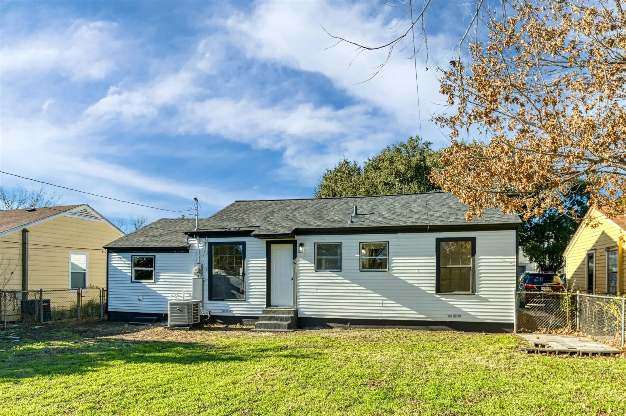 Single Family Residence For Sale in Dallas County , 2842 Carlson Drive, Dallas, Texas 75235, 3 Bedrooms, 1 Bathroom, Garage spaces, 1,162 Sqft, built in 1948, Preowned, Price $319,000, mls#21207831, Real Estate Agent in Dallas, Homes For Sale in Dallas county, Homes For Sale in Dallas, Realtor in Dallas Texas, Real Estate Brokerage Independent Realty Texas, Luminita Cordes Realtor