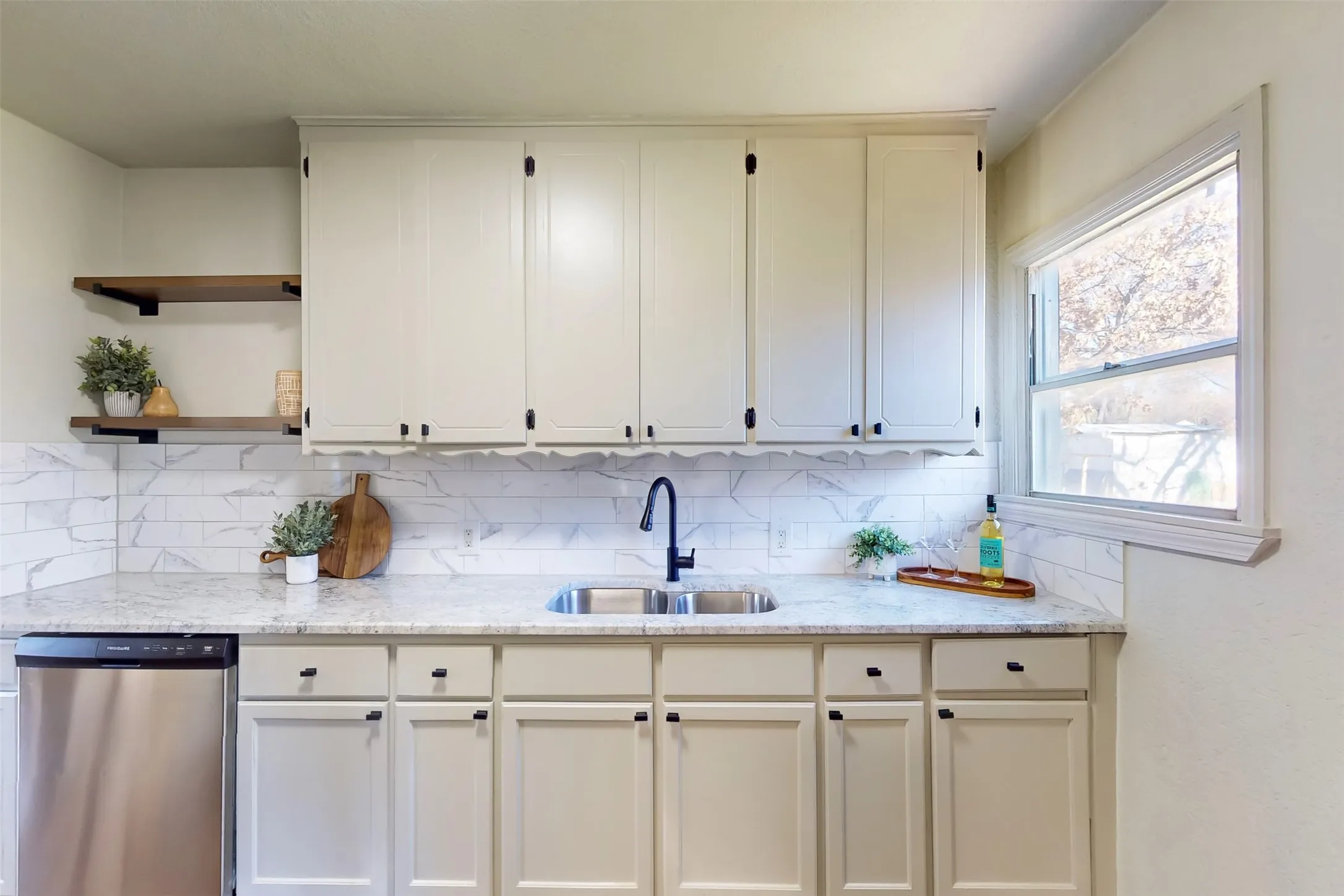 Single Family Residence For Sale in Dallas County , 2842 Carlson Drive, Dallas, Texas 75235, 3 Bedrooms, 1 Bathroom, Garage spaces, 1,162 Sqft, built in 1948, Preowned, Price $319,000, mls#21207831, Real Estate Agent in Dallas, Homes For Sale in Dallas county, Homes For Sale in Dallas, Realtor in Dallas Texas, Real Estate Brokerage Independent Realty Texas, Luminita Cordes Realtor