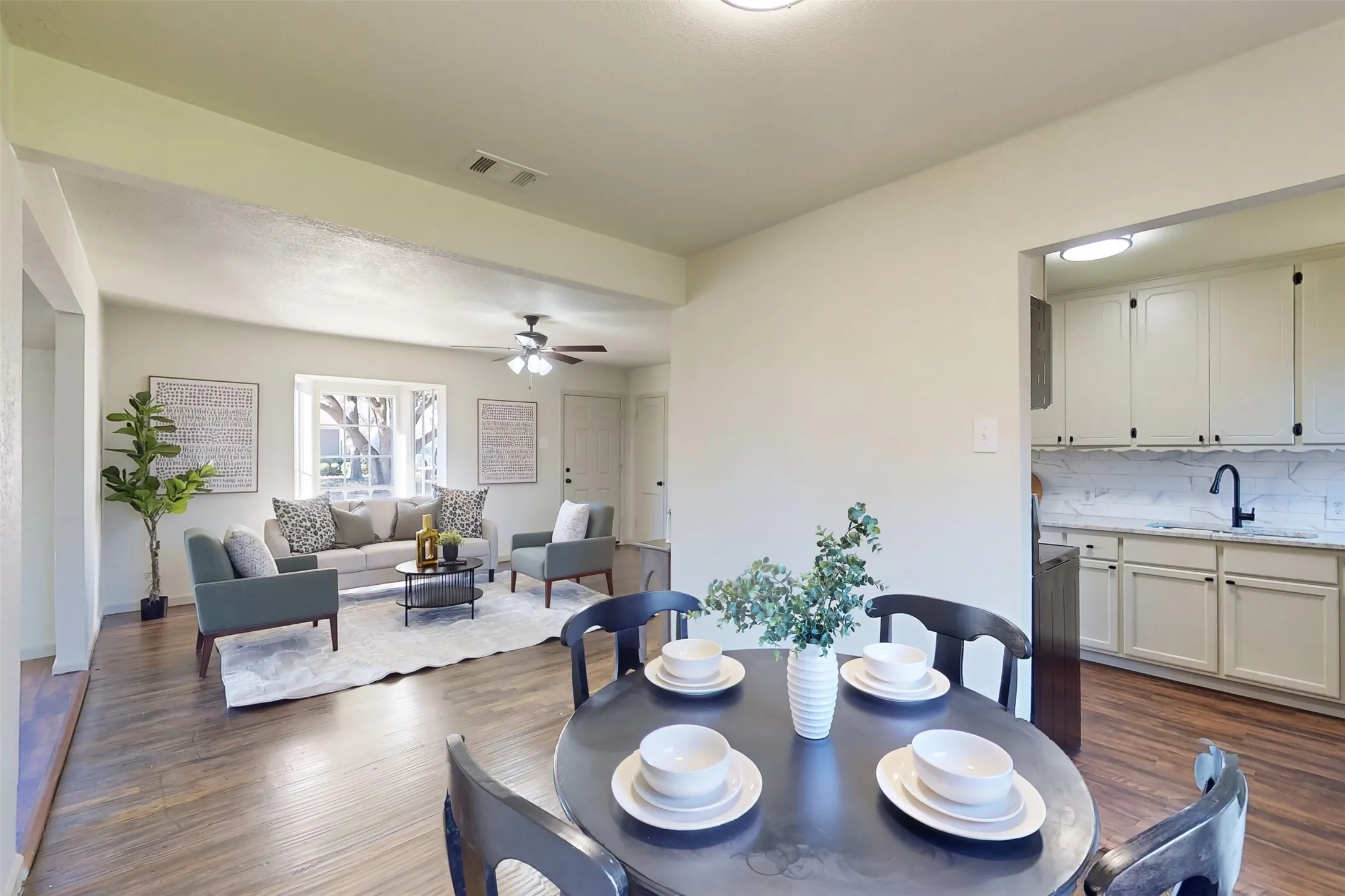 Single Family Residence For Sale in Dallas County , 2842 Carlson Drive, Dallas, Texas 75235, 3 Bedrooms, 1 Bathroom, Garage spaces, 1,162 Sqft, built in 1948, Preowned, Price $319,000, mls#21207831, Real Estate Agent in Dallas, Homes For Sale in Dallas county, Homes For Sale in Dallas, Realtor in Dallas Texas, Real Estate Brokerage Independent Realty Texas, Luminita Cordes Realtor