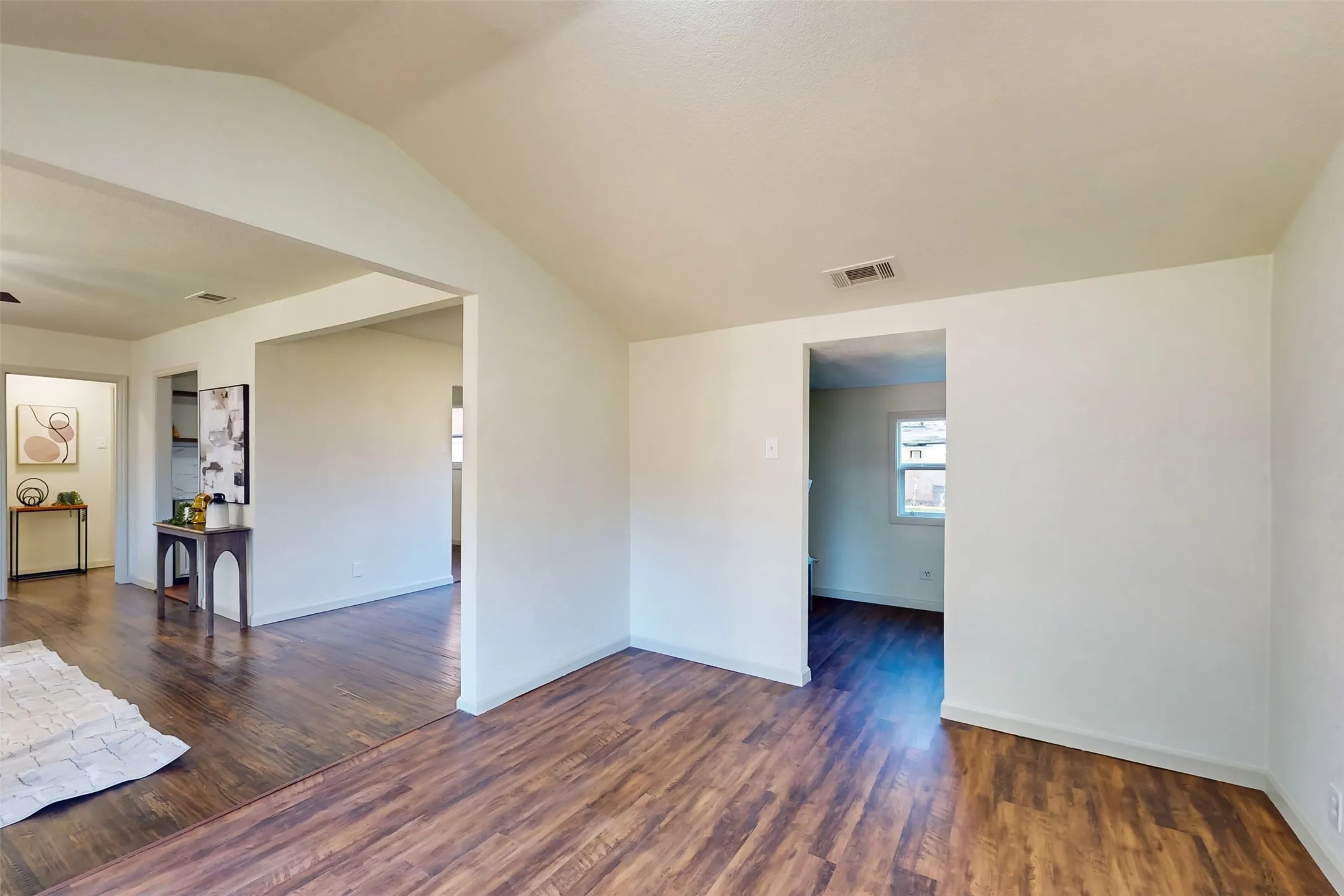 Single Family Residence For Sale in Dallas County , 2842 Carlson Drive, Dallas, Texas 75235, 3 Bedrooms, 1 Bathroom, Garage spaces, 1,162 Sqft, built in 1948, Preowned, Price $319,000, mls#21207831, Real Estate Agent in Dallas, Homes For Sale in Dallas county, Homes For Sale in Dallas, Realtor in Dallas Texas, Real Estate Brokerage Independent Realty Texas, Luminita Cordes Realtor