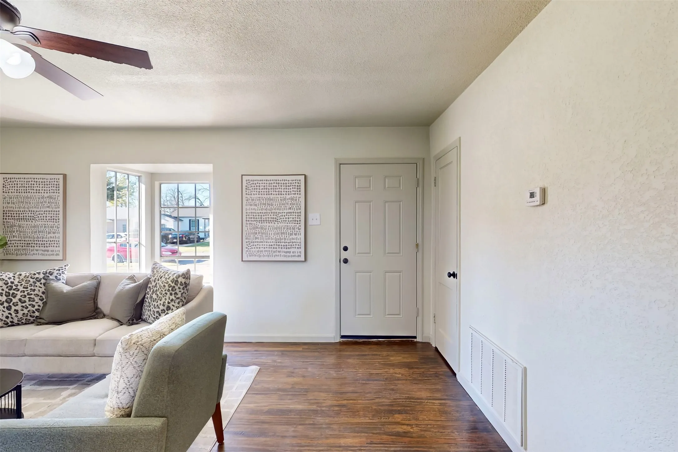 Single Family Residence For Sale in Dallas County , 2842 Carlson Drive, Dallas, Texas 75235, 3 Bedrooms, 1 Bathroom, Garage spaces, 1,162 Sqft, built in 1948, Preowned, Price $319,000, mls#21207831, Real Estate Agent in Dallas, Homes For Sale in Dallas county, Homes For Sale in Dallas, Realtor in Dallas Texas, Real Estate Brokerage Independent Realty Texas, Luminita Cordes Realtor