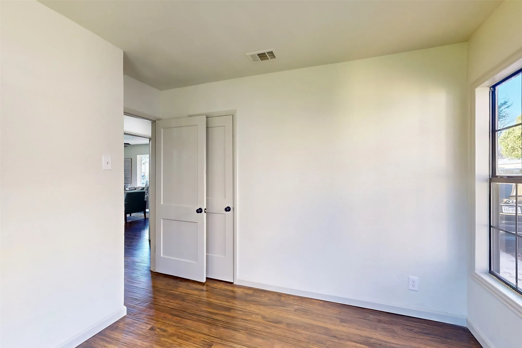 Single Family Residence For Sale in Dallas County , 2842 Carlson Drive, Dallas, Texas 75235, 3 Bedrooms, 1 Bathroom, Garage spaces, 1,162 Sqft, built in 1948, Preowned, Price $319,000, mls#21207831, Real Estate Agent in Dallas, Homes For Sale in Dallas county, Homes For Sale in Dallas, Realtor in Dallas Texas, Real Estate Brokerage Independent Realty Texas, Luminita Cordes Realtor