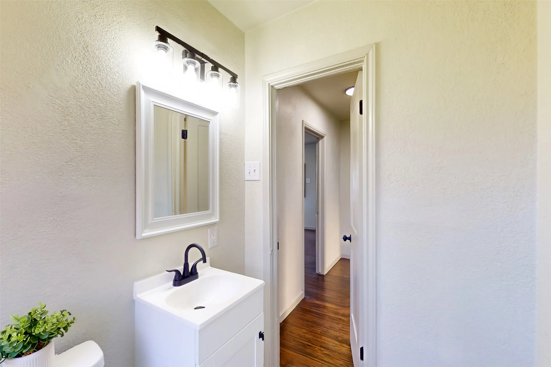 Single Family Residence For Sale in Dallas County , 2842 Carlson Drive, Dallas, Texas 75235, 3 Bedrooms, 1 Bathroom, Garage spaces, 1,162 Sqft, built in 1948, Preowned, Price $319,000, mls#21207831, Real Estate Agent in Dallas, Homes For Sale in Dallas county, Homes For Sale in Dallas, Realtor in Dallas Texas, Real Estate Brokerage Independent Realty Texas, Luminita Cordes Realtor