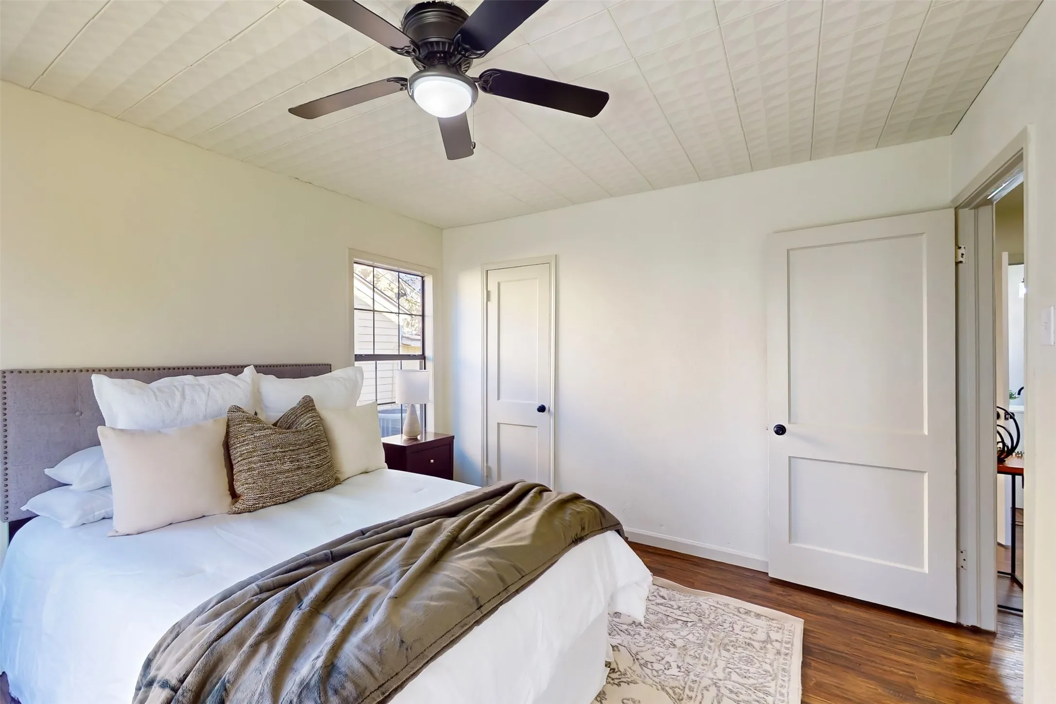 Single Family Residence For Sale in Dallas County , 2842 Carlson Drive, Dallas, Texas 75235, 3 Bedrooms, 1 Bathroom, Garage spaces, 1,162 Sqft, built in 1948, Preowned, Price $319,000, mls#21207831, Real Estate Agent in Dallas, Homes For Sale in Dallas county, Homes For Sale in Dallas, Realtor in Dallas Texas, Real Estate Brokerage Independent Realty Texas, Luminita Cordes Realtor