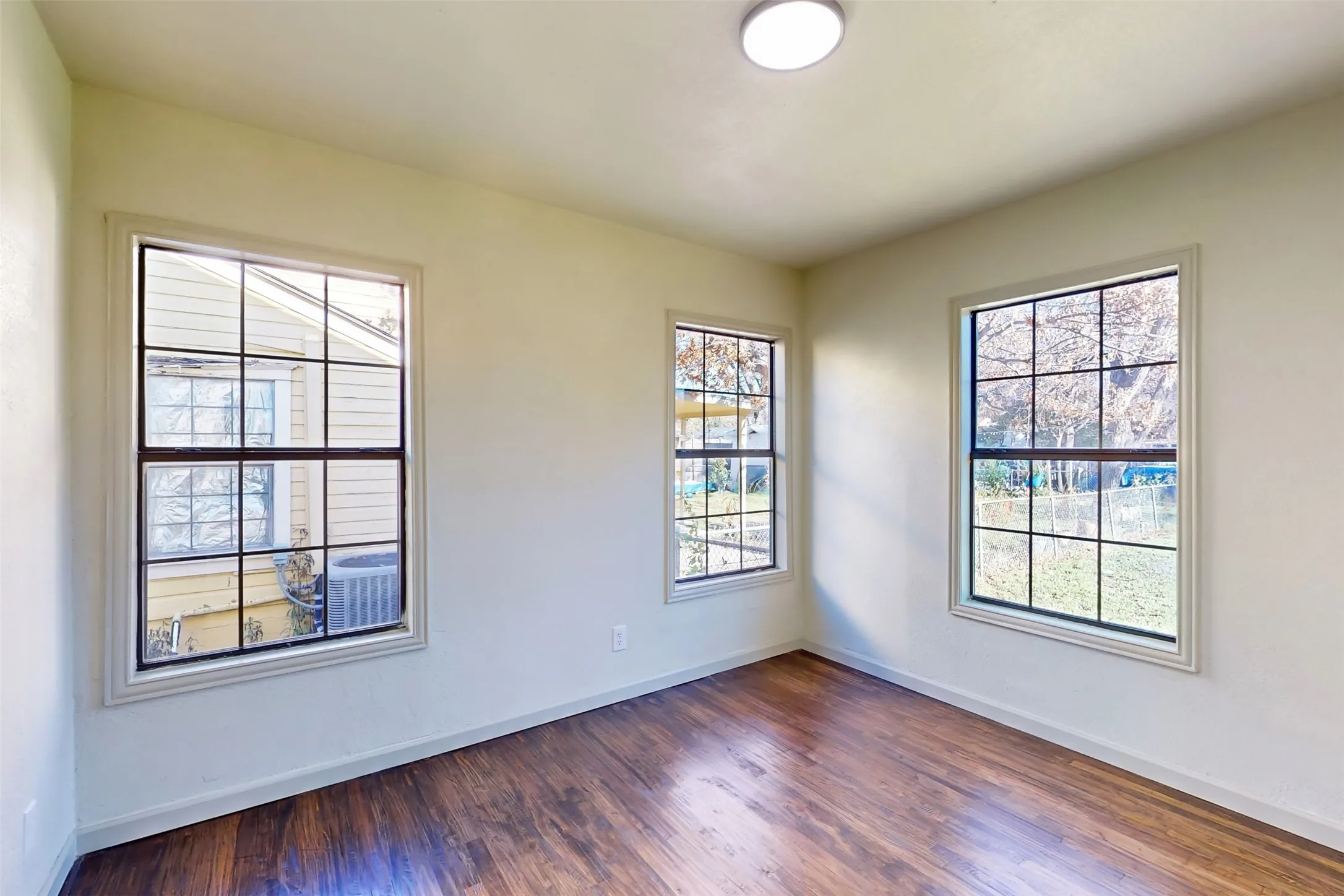 Single Family Residence For Sale in Dallas County , 2842 Carlson Drive, Dallas, Texas 75235, 3 Bedrooms, 1 Bathroom, Garage spaces, 1,162 Sqft, built in 1948, Preowned, Price $319,000, mls#21207831, Real Estate Agent in Dallas, Homes For Sale in Dallas county, Homes For Sale in Dallas, Realtor in Dallas Texas, Real Estate Brokerage Independent Realty Texas, Luminita Cordes Realtor