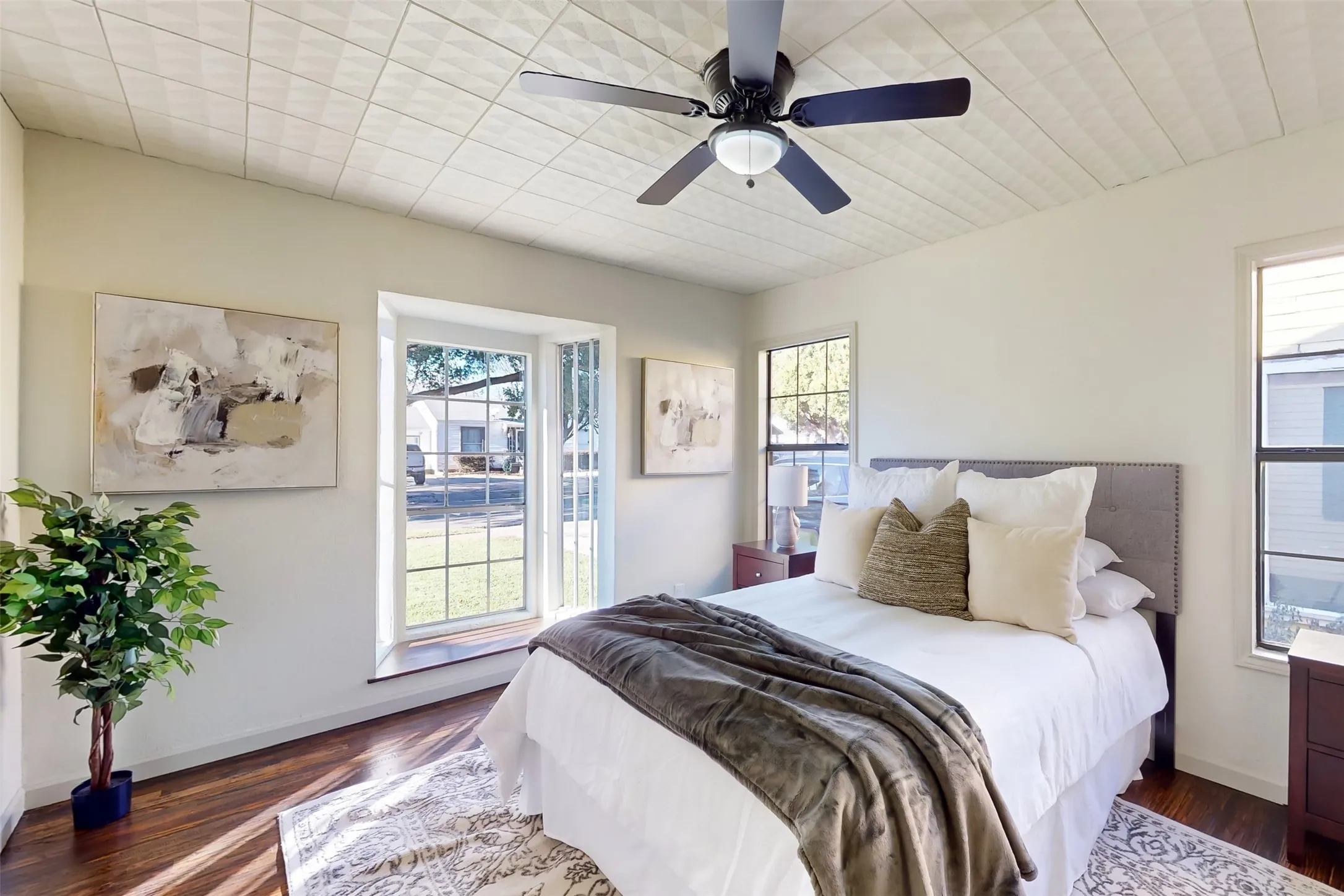 Single Family Residence For Sale in Dallas County , 2842 Carlson Drive, Dallas, Texas 75235, 3 Bedrooms, 1 Bathroom, Garage spaces, 1,162 Sqft, built in 1948, Preowned, Price $319,000, mls#21207831, Real Estate Agent in Dallas, Homes For Sale in Dallas county, Homes For Sale in Dallas, Realtor in Dallas Texas, Real Estate Brokerage Independent Realty Texas, Luminita Cordes Realtor