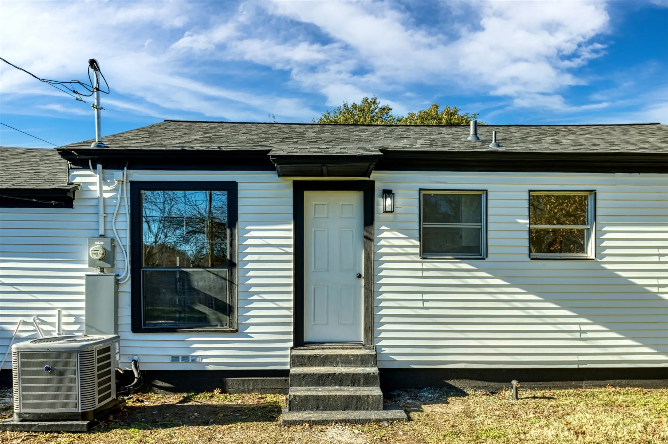 Single Family Residence For Sale in Dallas County , 2842 Carlson Drive, Dallas, Texas 75235, 3 Bedrooms, 1 Bathroom, Garage spaces, 1,162 Sqft, built in 1948, Preowned, Price $319,000, mls#21207831, Real Estate Agent in Dallas, Homes For Sale in Dallas county, Homes For Sale in Dallas, Realtor in Dallas Texas, Real Estate Brokerage Independent Realty Texas, Luminita Cordes Realtor