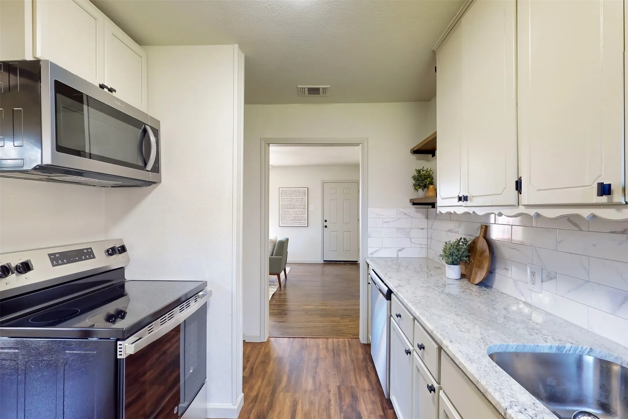 Single Family Residence For Sale in Dallas County , 2842 Carlson Drive, Dallas, Texas 75235, 3 Bedrooms, 1 Bathroom, Garage spaces, 1,162 Sqft, built in 1948, Preowned, Price $319,000, mls#21207831, Real Estate Agent in Dallas, Homes For Sale in Dallas county, Homes For Sale in Dallas, Realtor in Dallas Texas, Real Estate Brokerage Independent Realty Texas, Luminita Cordes Realtor