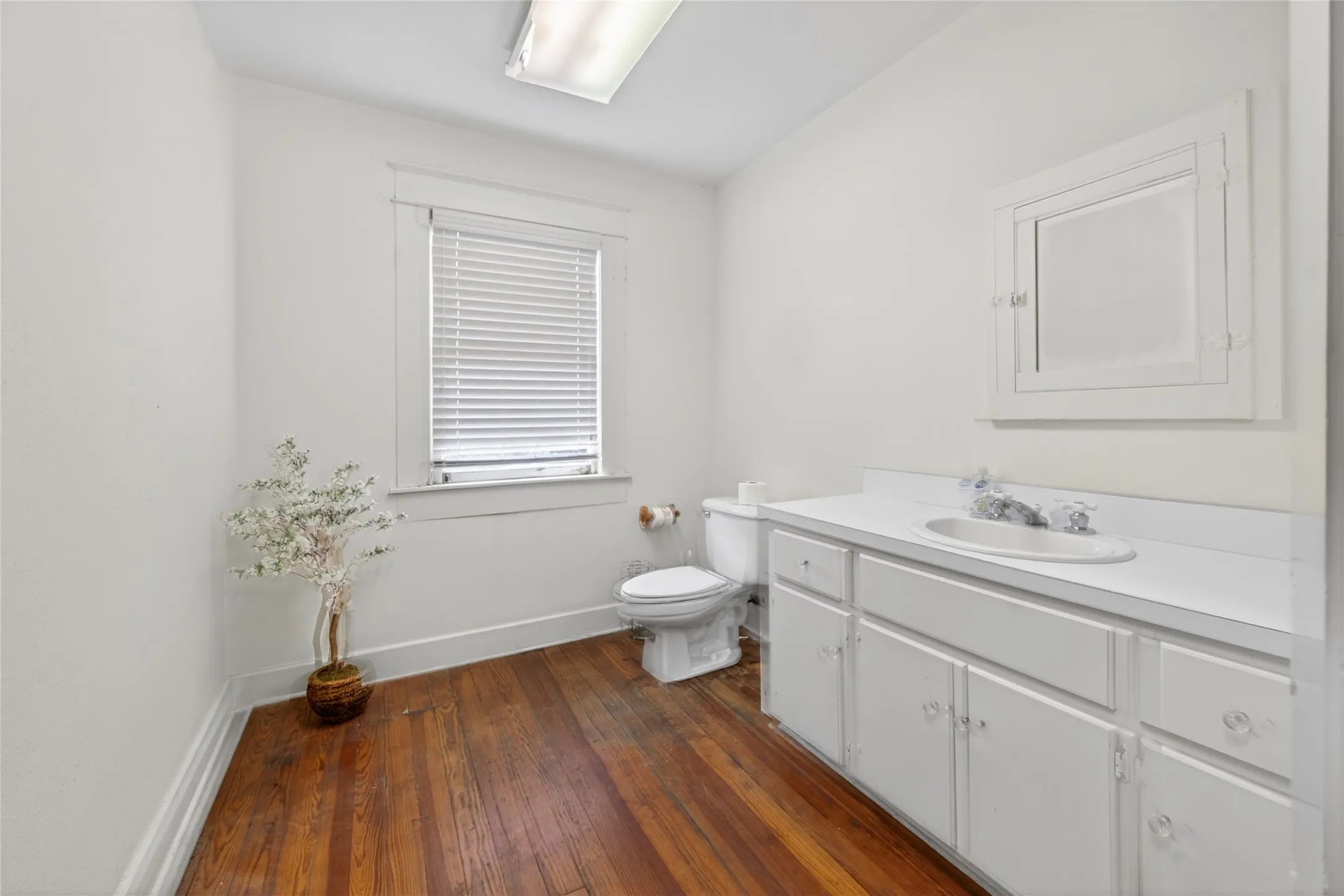 Office For Sale in Henderson County , 214 E College Street, Athens, Texas 75751, 0, 0, Garage spaces, 0 Sqft, built in 1920, Preowned, mls#21219228, Real Estate Agent in Athens, Homes For Sale in Henderson county, Homes For Sale in Athens, Realtor in Athens Texas, Real Estate Brokerage Independent Realty Texas, Luminita Cordes Realtor