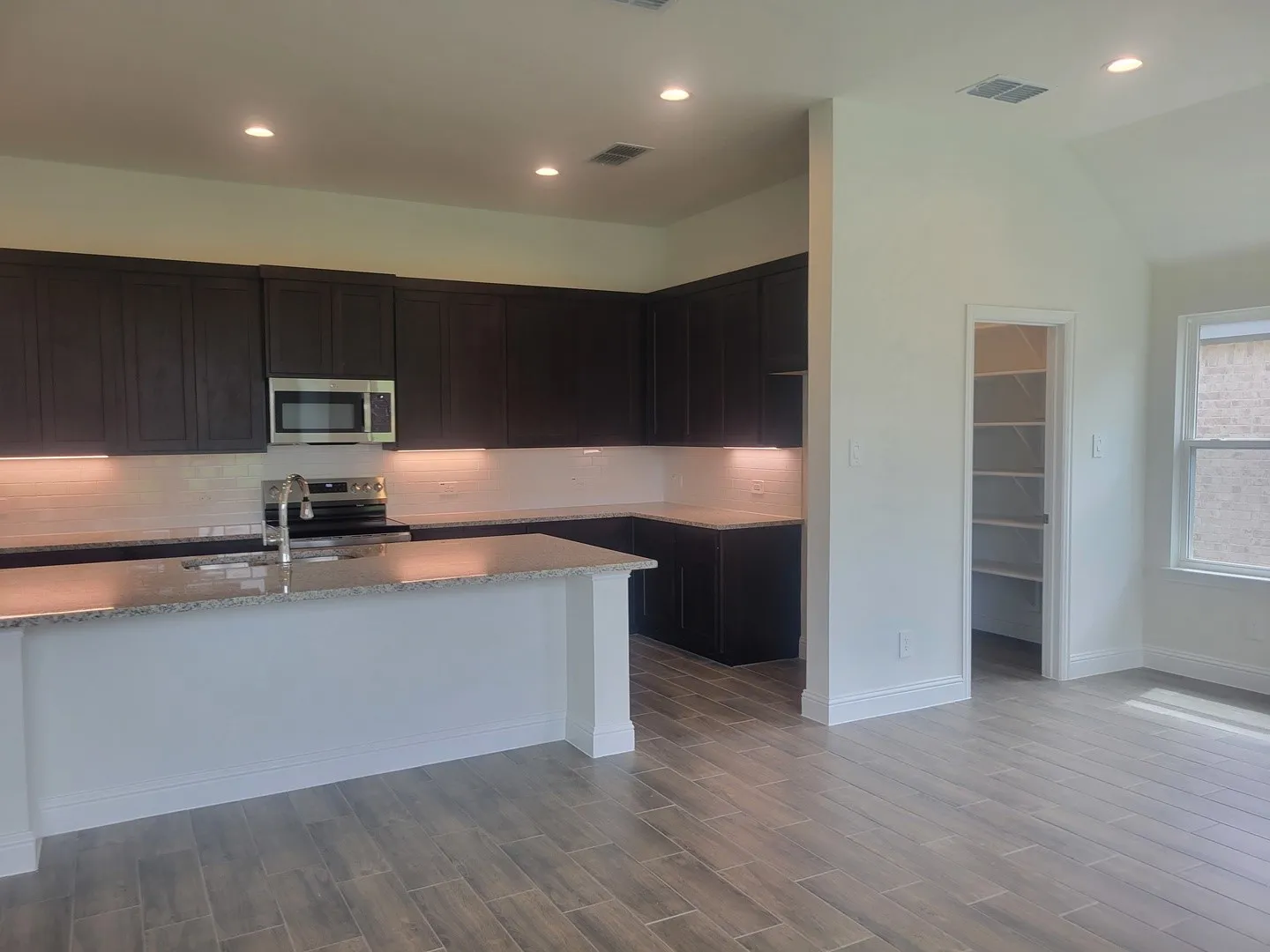 family room to kit