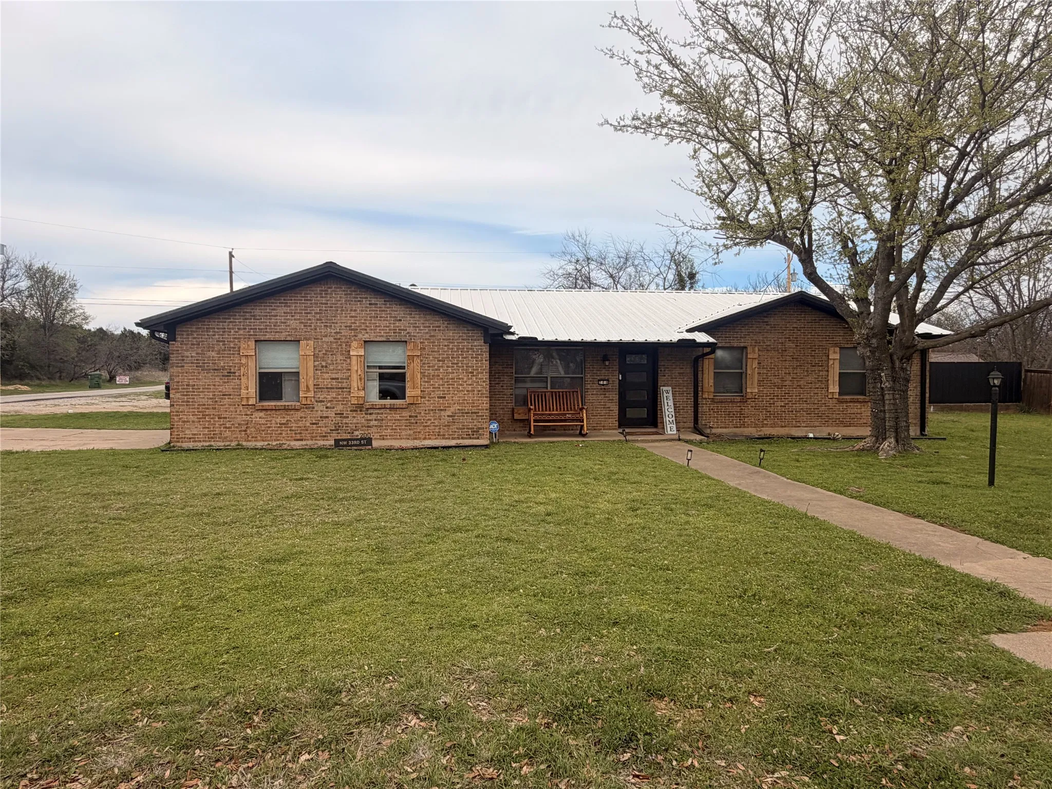 Single Family Residence For Sale in Palo Pinto County , 200 33rd Street, Mineral Wells, Texas 76067, 4 Bedroom, 3 Bathroom, 2 Garage spaces, 1,998 Sqft, built in 1968, Preowned, mls#21219900, Real Estate Agent in Mineral Wells, Homes For Sale in Palo Pinto county, Homes For Sale in Mineral Wells, Realtor in Mineral Wells Texas, Real Estate Brokerage Independent Realty Texas, Luminita Cordes Realtor