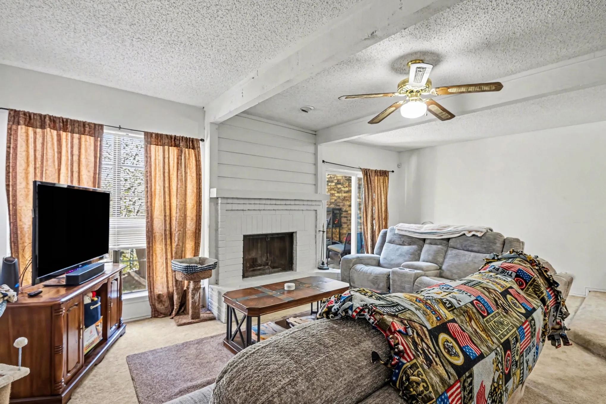 Condominium For Sale in Tarrant County , 237 Shady Lane Drive, Fort Worth, Texas 76112, 2 Bedroom, 3 Bathroom, 1 Garage spaces, 1,490 Sqft, built in 1983, Preowned, mls#21219065, Real Estate Agent in Fort Worth, Homes For Sale in Tarrant county, Homes For Sale in Fort Worth, Realtor in Fort Worth Texas, Real Estate Brokerage Independent Realty Texas, Luminita Cordes Realtor