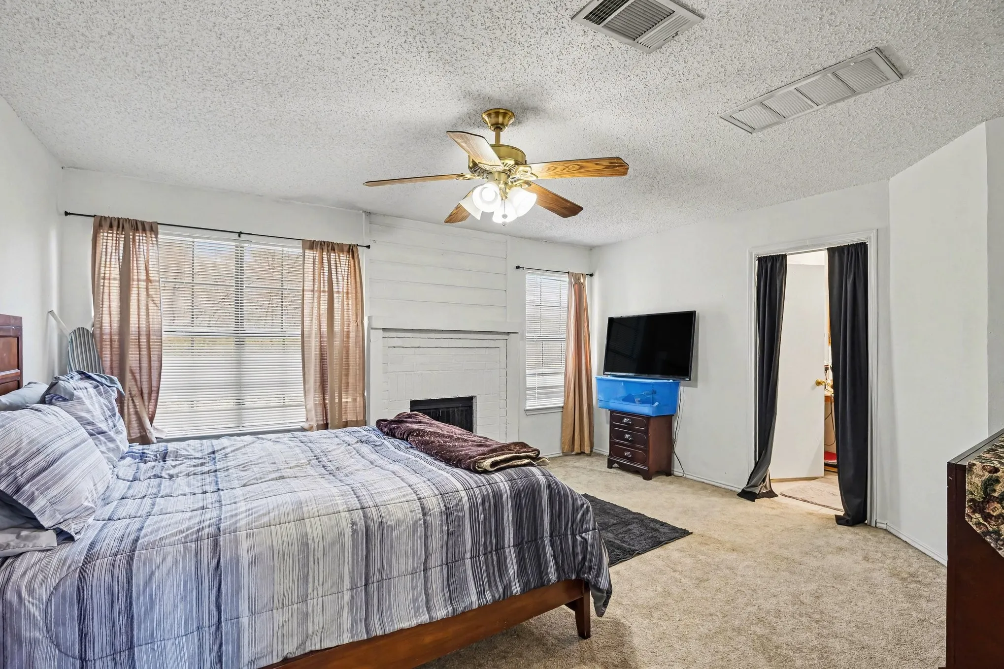 Condominium For Sale in Tarrant County , 237 Shady Lane Drive, Fort Worth, Texas 76112, 2 Bedroom, 3 Bathroom, 1 Garage spaces, 1,490 Sqft, built in 1983, Preowned, mls#21219065, Real Estate Agent in Fort Worth, Homes For Sale in Tarrant county, Homes For Sale in Fort Worth, Realtor in Fort Worth Texas, Real Estate Brokerage Independent Realty Texas, Luminita Cordes Realtor