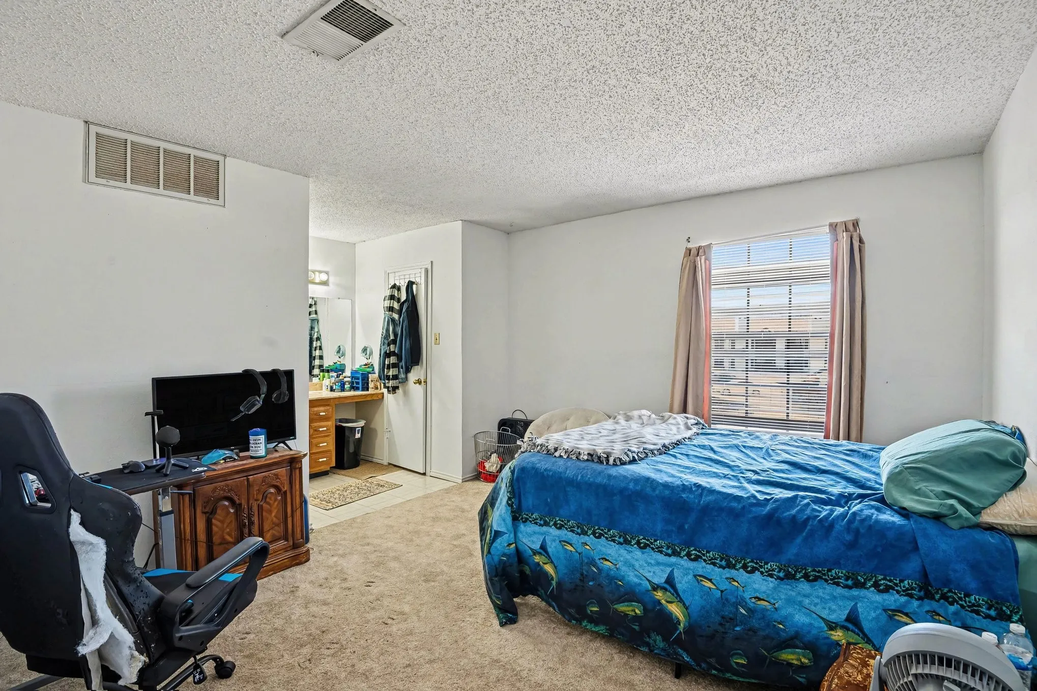 Condominium For Sale in Tarrant County , 237 Shady Lane Drive, Fort Worth, Texas 76112, 2 Bedroom, 3 Bathroom, 1 Garage spaces, 1,490 Sqft, built in 1983, Preowned, mls#21219065, Real Estate Agent in Fort Worth, Homes For Sale in Tarrant county, Homes For Sale in Fort Worth, Realtor in Fort Worth Texas, Real Estate Brokerage Independent Realty Texas, Luminita Cordes Realtor