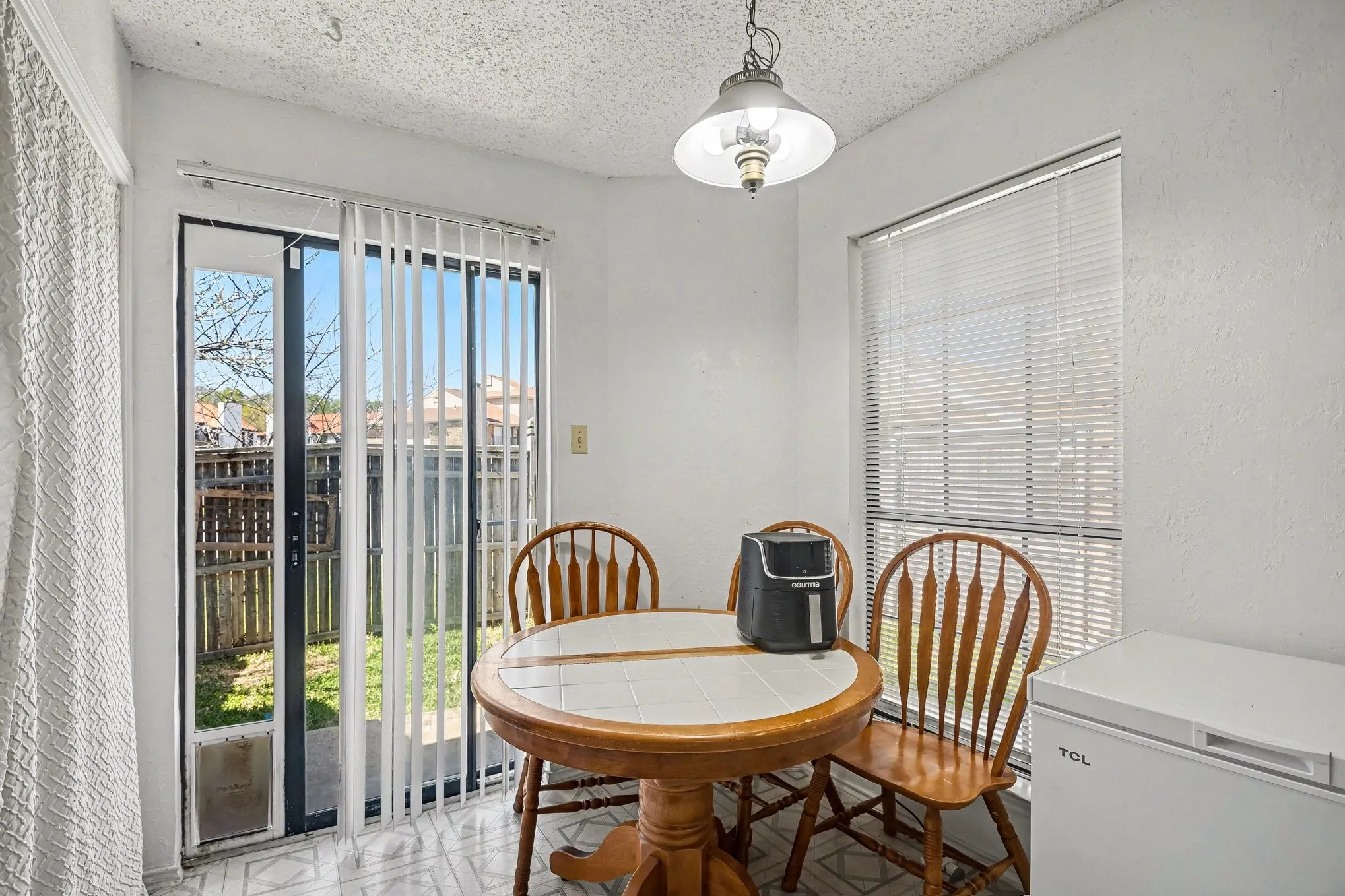 Condominium For Sale in Tarrant County , 237 Shady Lane Drive, Fort Worth, Texas 76112, 2 Bedroom, 3 Bathroom, 1 Garage spaces, 1,490 Sqft, built in 1983, Preowned, mls#21219065, Real Estate Agent in Fort Worth, Homes For Sale in Tarrant county, Homes For Sale in Fort Worth, Realtor in Fort Worth Texas, Real Estate Brokerage Independent Realty Texas, Luminita Cordes Realtor