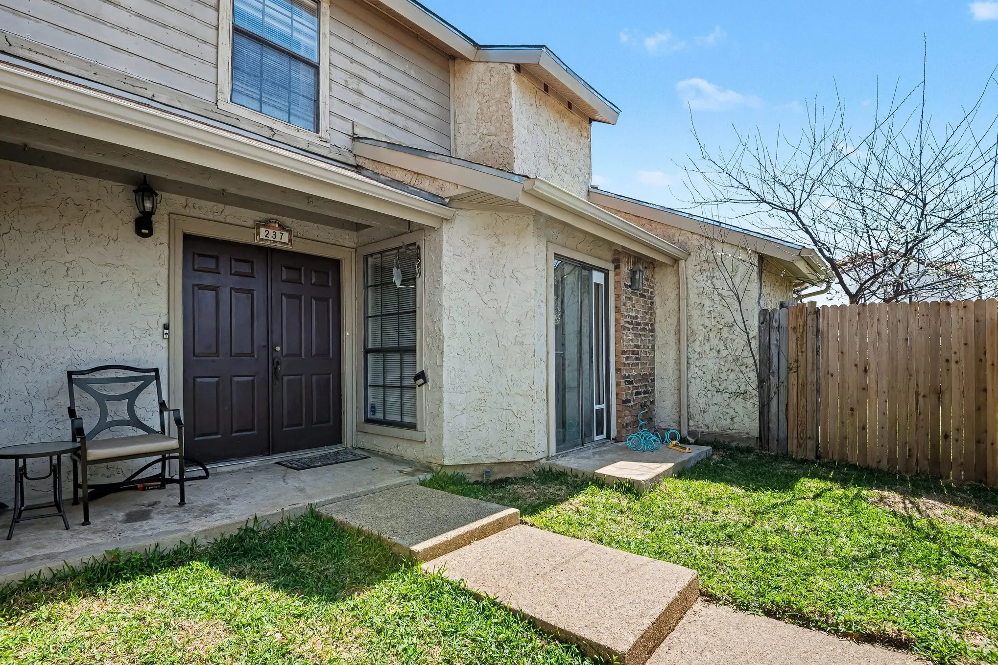 Condominium For Sale in Tarrant County , 237 Shady Lane Drive, Fort Worth, Texas 76112, 2 Bedroom, 3 Bathroom, 1 Garage spaces, 1,490 Sqft, built in 1983, Preowned, mls#21219065, Real Estate Agent in Fort Worth, Homes For Sale in Tarrant county, Homes For Sale in Fort Worth, Realtor in Fort Worth Texas, Real Estate Brokerage Independent Realty Texas, Luminita Cordes Realtor