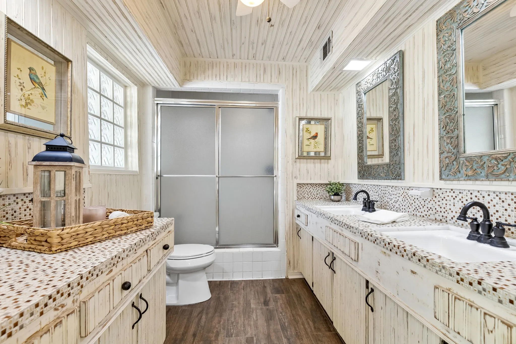 Ensuite bathroom 4
